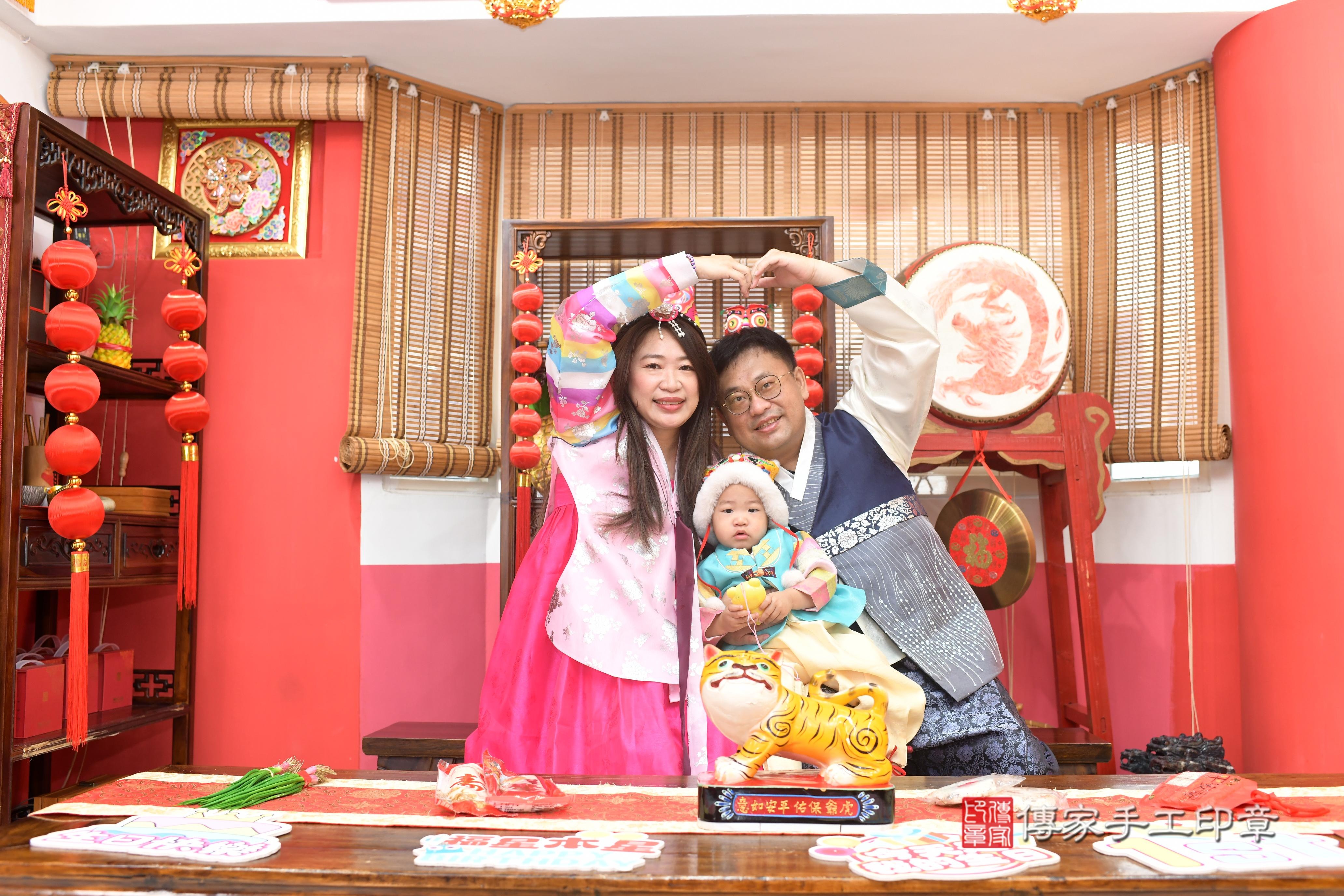 傳家手工印章高雄店、抓周、度脺、中國風會場、傳家嬰兒古禮、吉祥話、抓周道具物品24種、拍照。抓周證書。寶寶抓周、滿周歲、生日快樂、祝福 傳家手工印章高雄店、抓周、度脺、中國風會場、傳家嬰兒古禮、吉祥話、抓周道具物品24種、拍照。抓周證書。寶寶抓周、滿周歲、生日快樂、祝福