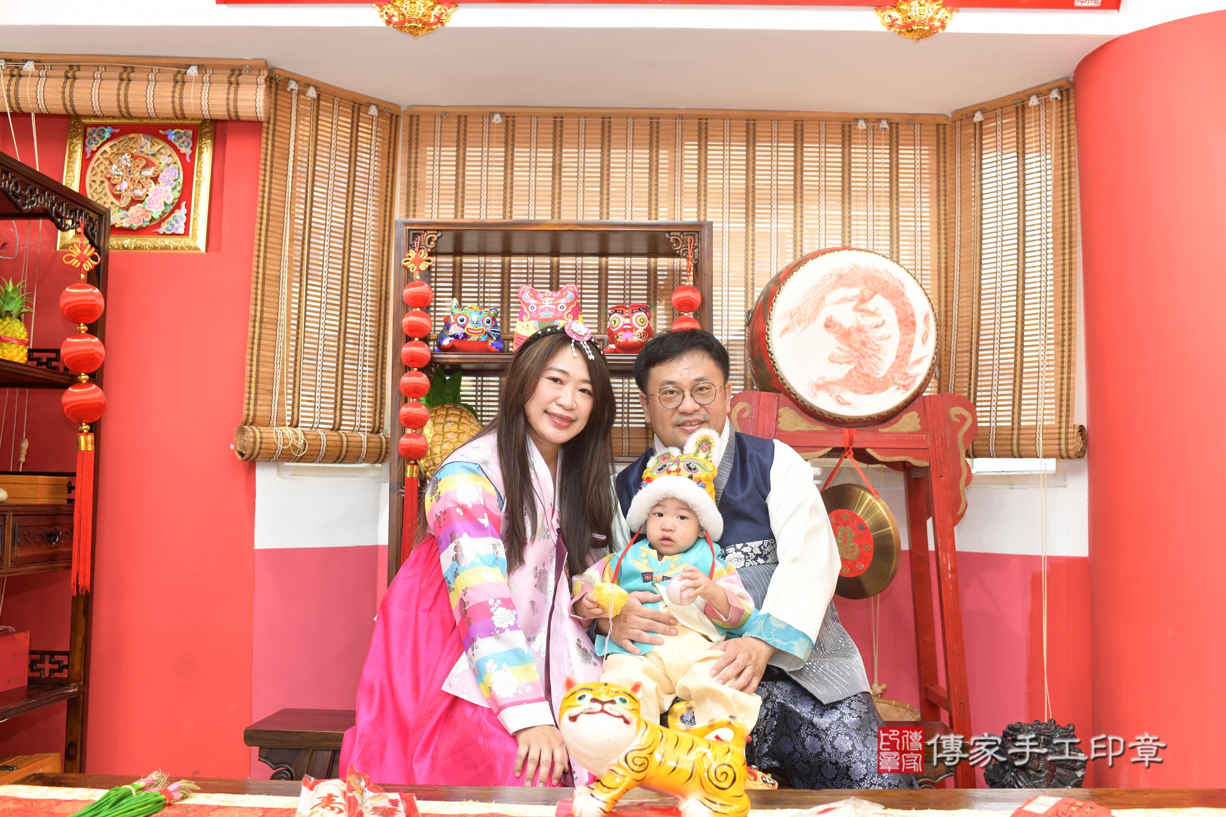 傳家手工印章高雄店、抓周、度脺、中國風會場、傳家嬰兒古禮、吉祥話、抓周道具物品24種、拍照。抓周證書。寶寶抓周、滿周歲、生日快樂、祝福 傳家手工印章高雄店、抓周、度脺、中國風會場、傳家嬰兒古禮、吉祥話、抓周道具物品24種、拍照。抓周證書。寶寶抓周、滿周歲、生日快樂、祝福