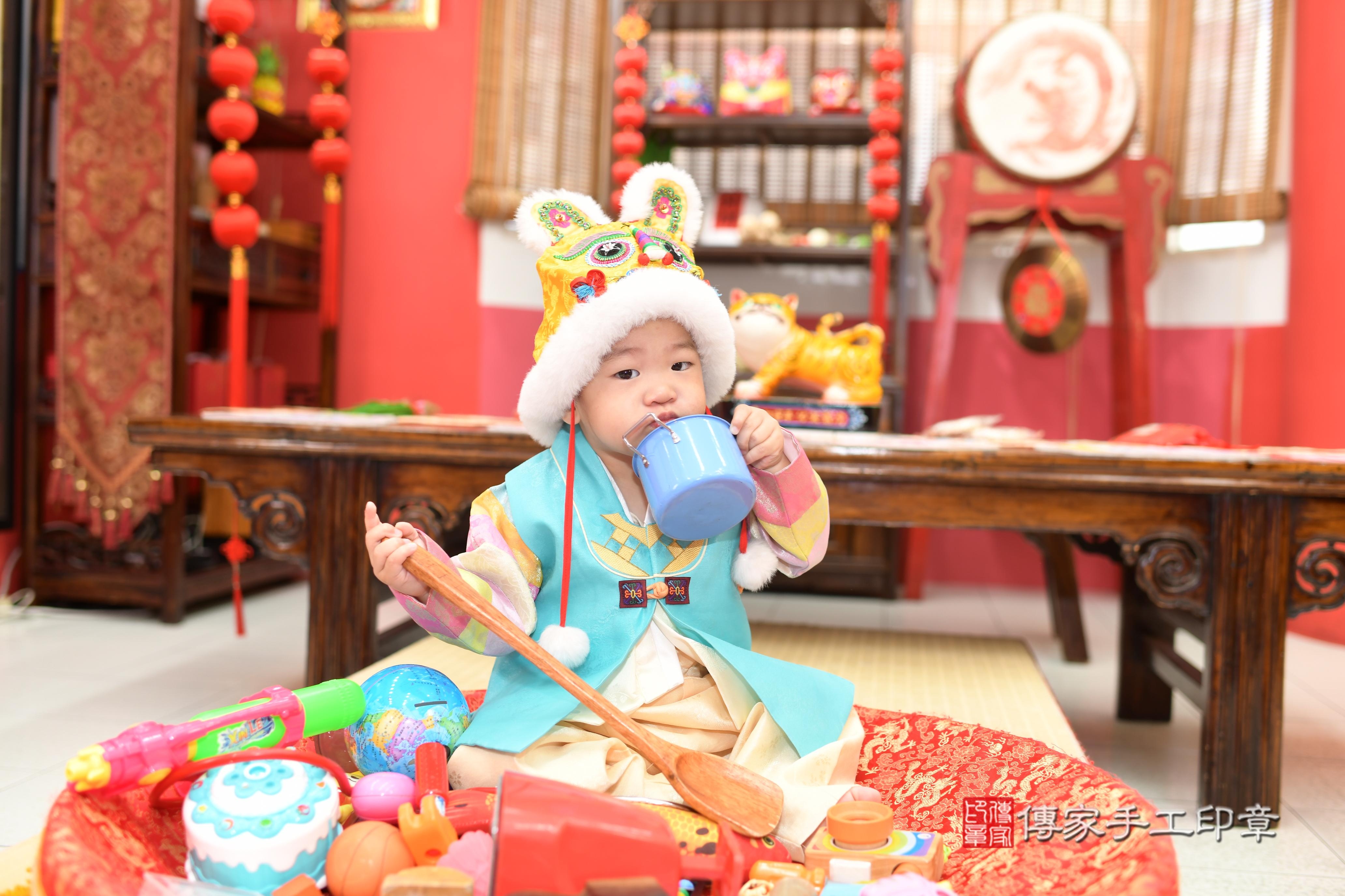 1750409656319985.jpg傳家手工印章高雄店、抓周、度脺、中國風會場、傳家嬰兒古禮、吉祥話、抓周道具物品24種、拍照。抓周證書。寶寶抓周、滿周歲、生日快樂、祝福 1750409656319985.jpg傳家手工印章高雄店、抓周、度脺、中國風會場、傳家嬰兒古禮、吉祥話、抓周道具物品24種、拍照。抓周證書。寶寶抓周、滿周歲、生日快樂、祝福