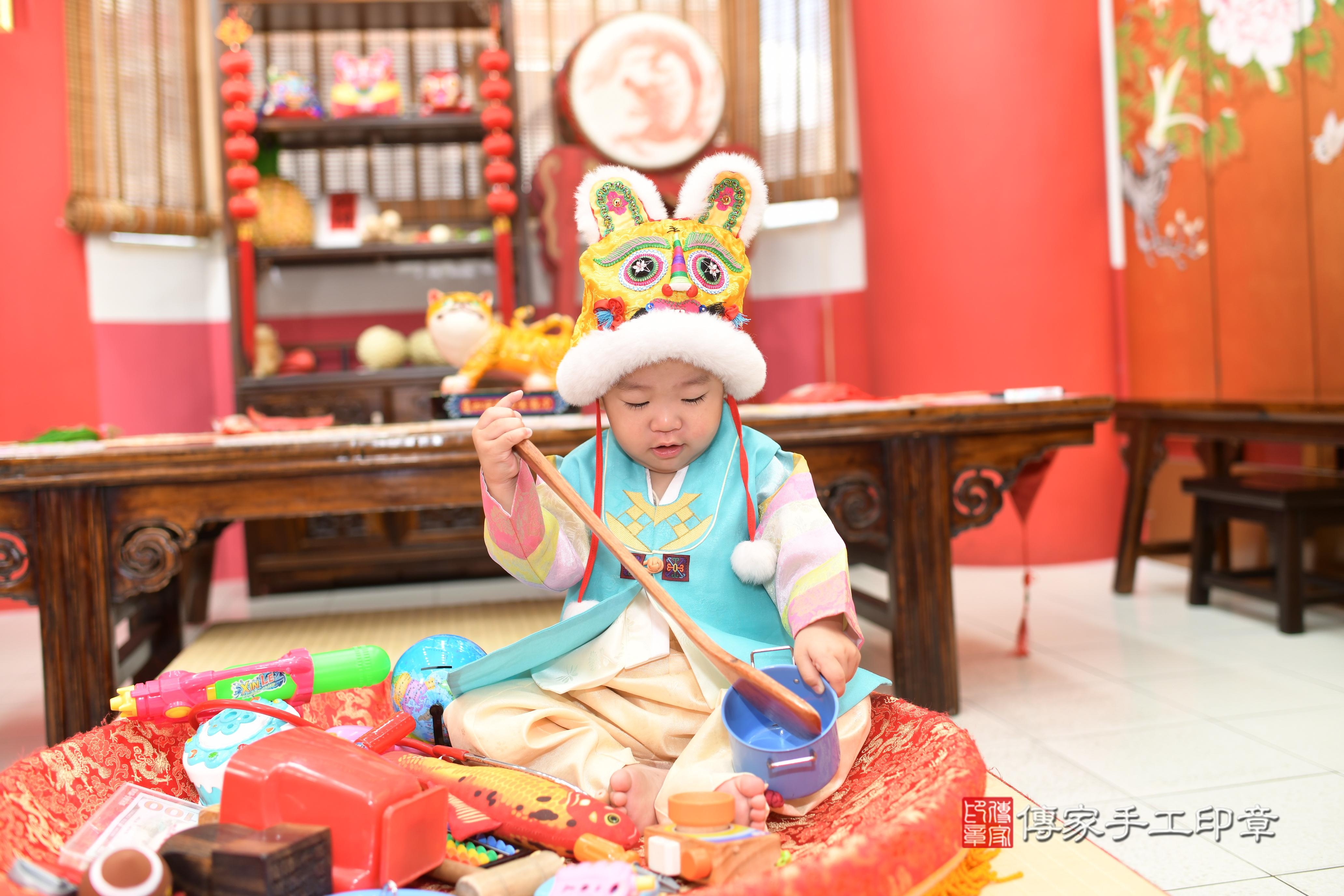 1750409656319985.jpg傳家手工印章高雄店、抓周、度脺、中國風會場、傳家嬰兒古禮、吉祥話、抓周道具物品24種、拍照。抓周證書。寶寶抓周、滿周歲、生日快樂、祝福 1750409656319985.jpg傳家手工印章高雄店、抓周、度脺、中國風會場、傳家嬰兒古禮、吉祥話、抓周道具物品24種、拍照。抓周證書。寶寶抓周、滿周歲、生日快樂、祝福