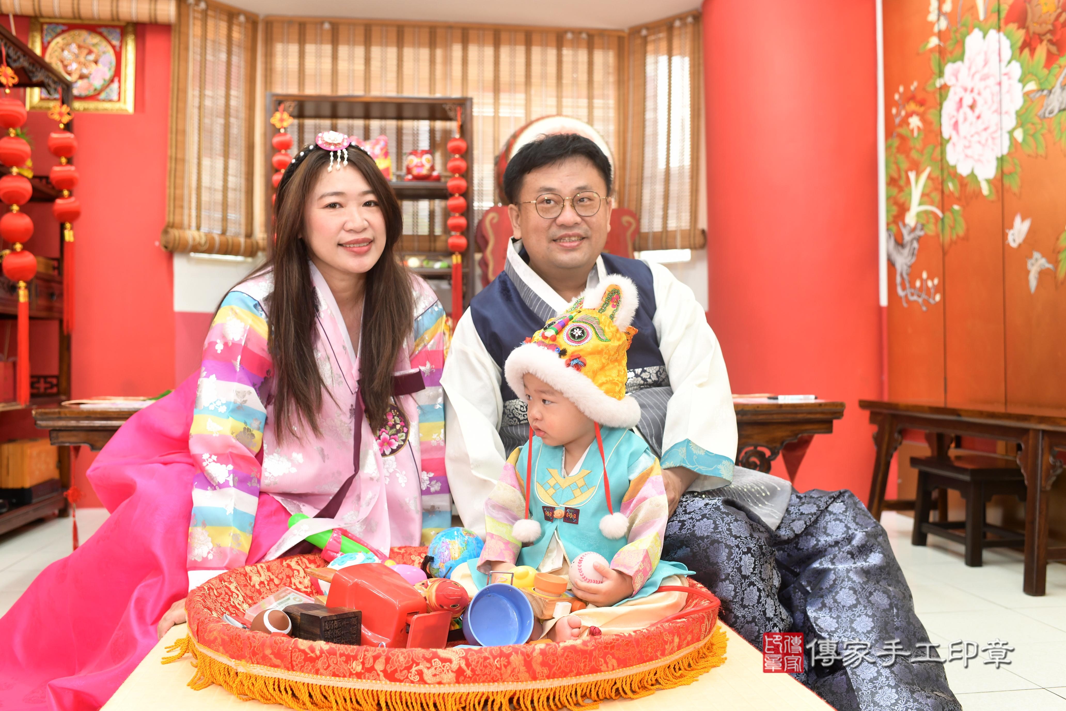 1750409656319985.jpg傳家手工印章高雄店、抓周、度脺、中國風會場、傳家嬰兒古禮、吉祥話、抓周道具物品24種、拍照。抓周證書。寶寶抓周、滿周歲、生日快樂、祝福 1750409656319985.jpg傳家手工印章高雄店、抓周、度脺、中國風會場、傳家嬰兒古禮、吉祥話、抓周道具物品24種、拍照。抓周證書。寶寶抓周、滿周歲、生日快樂、祝福