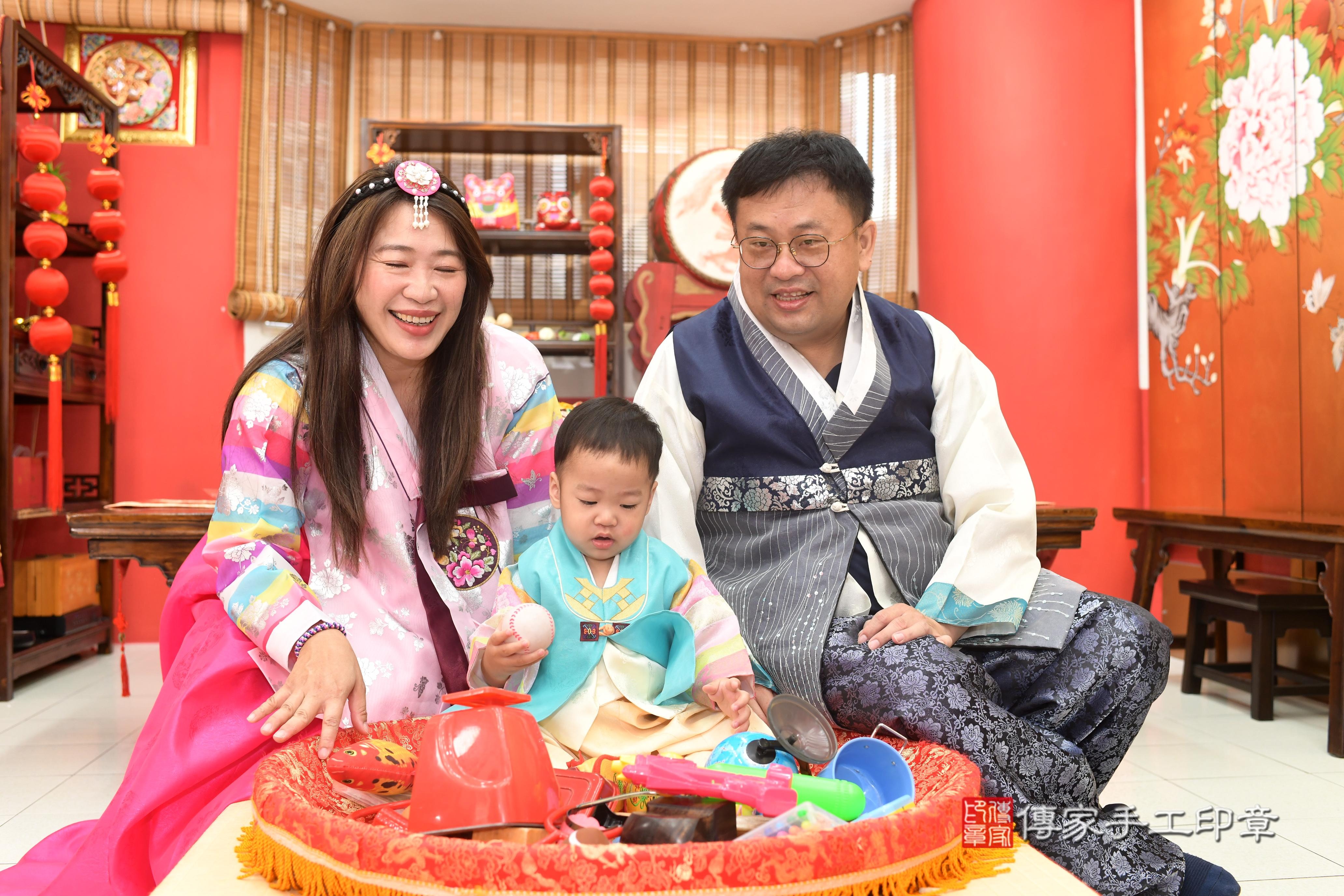 1750409656319985.jpg傳家手工印章高雄店、抓周、度脺、中國風會場、傳家嬰兒古禮、吉祥話、抓周道具物品24種、拍照。抓周證書。寶寶抓周、滿周歲、生日快樂、祝福 1750409656319985.jpg傳家手工印章高雄店、抓周、度脺、中國風會場、傳家嬰兒古禮、吉祥話、抓周道具物品24種、拍照。抓周證書。寶寶抓周、滿周歲、生日快樂、祝福