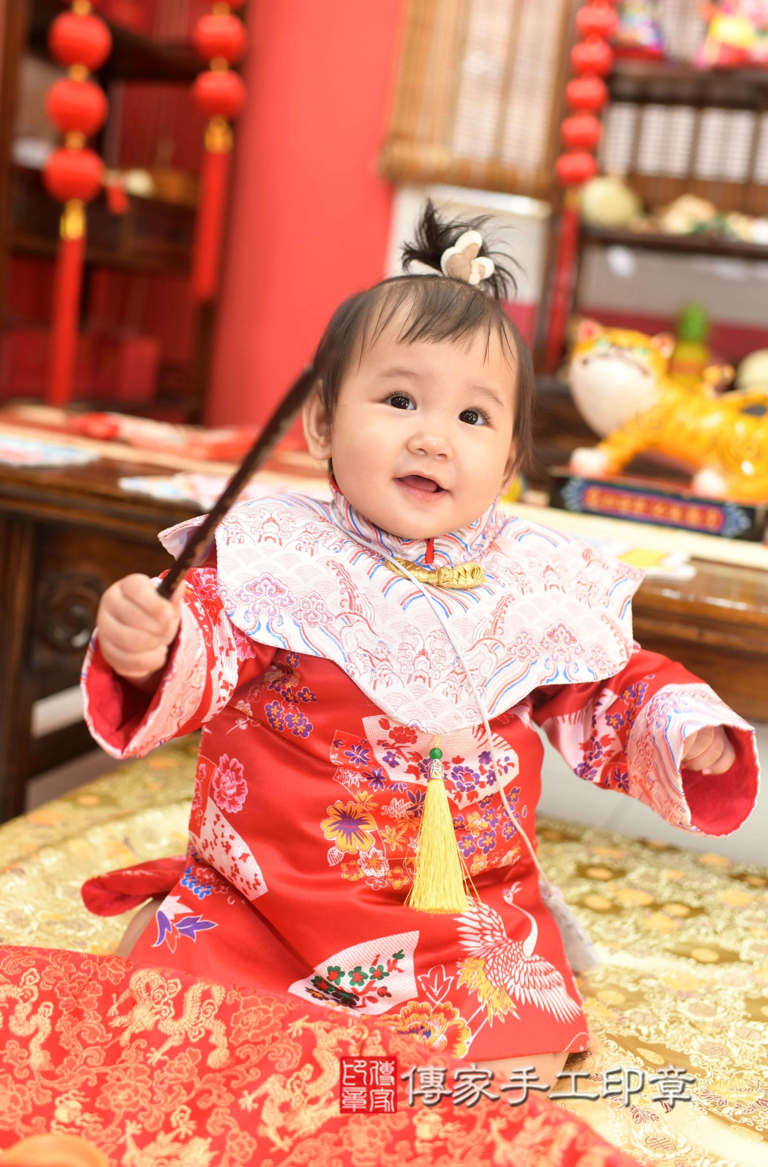 傳家手工印章高雄店、抓周、度脺、中國風會場、傳家嬰兒古禮、吉祥話、抓周道具物品24種、拍照。抓周證書。寶寶抓周、滿周歲、生日快樂、祝福 傳家手工印章高雄店、抓周、度脺、中國風會場、傳家嬰兒古禮、吉祥話、抓周道具物品24種、拍照。抓周證書。寶寶抓周、滿周歲、生日快樂、祝福