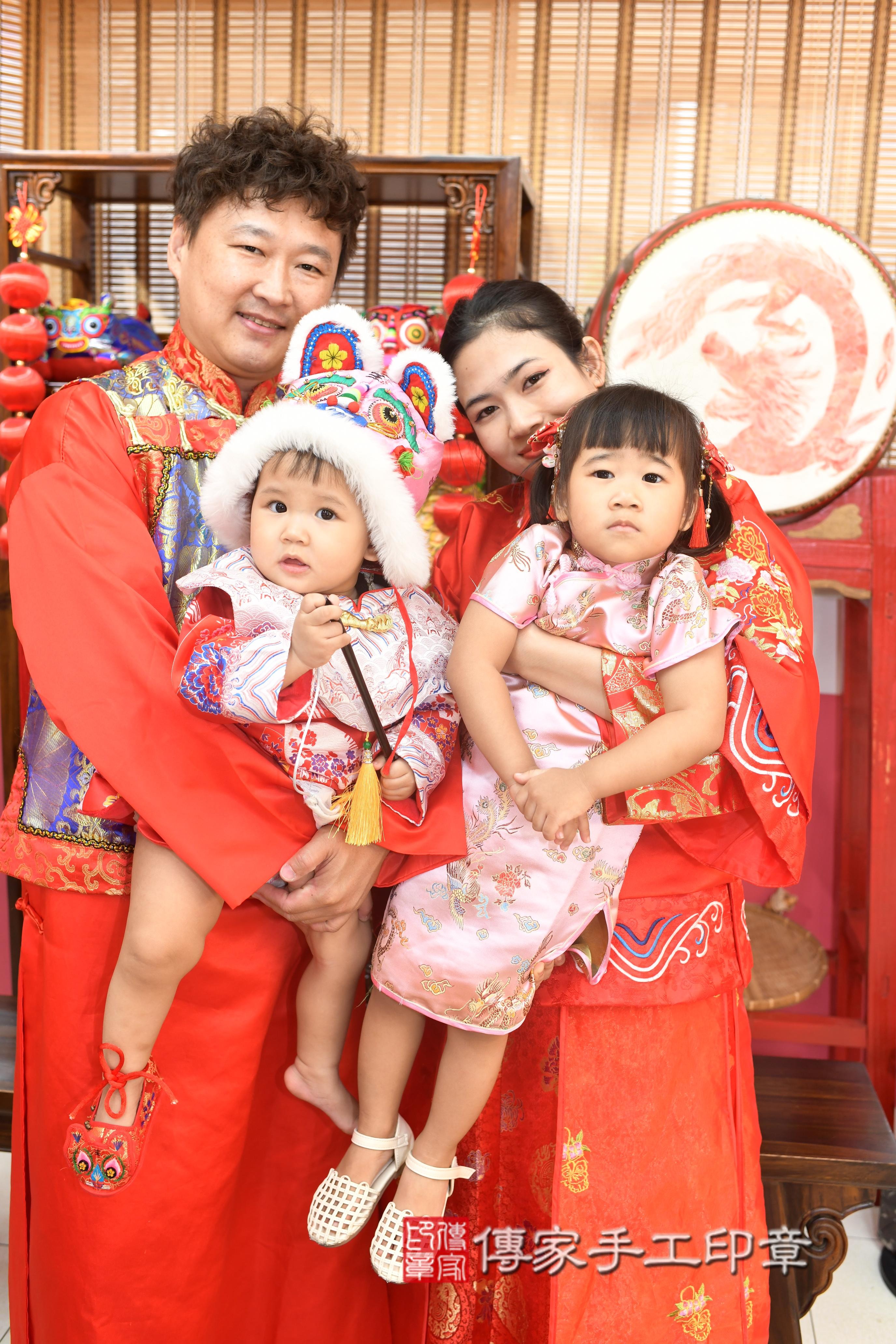 傳家手工印章高雄店、抓周、度脺、中國風會場、傳家嬰兒古禮、吉祥話、抓周道具物品24種、拍照。抓周證書。寶寶抓周、滿周歲、生日快樂、祝福 傳家手工印章高雄店、抓周、度脺、中國風會場、傳家嬰兒古禮、吉祥話、抓周道具物品24種、拍照。抓周證書。寶寶抓周、滿周歲、生日快樂、祝福