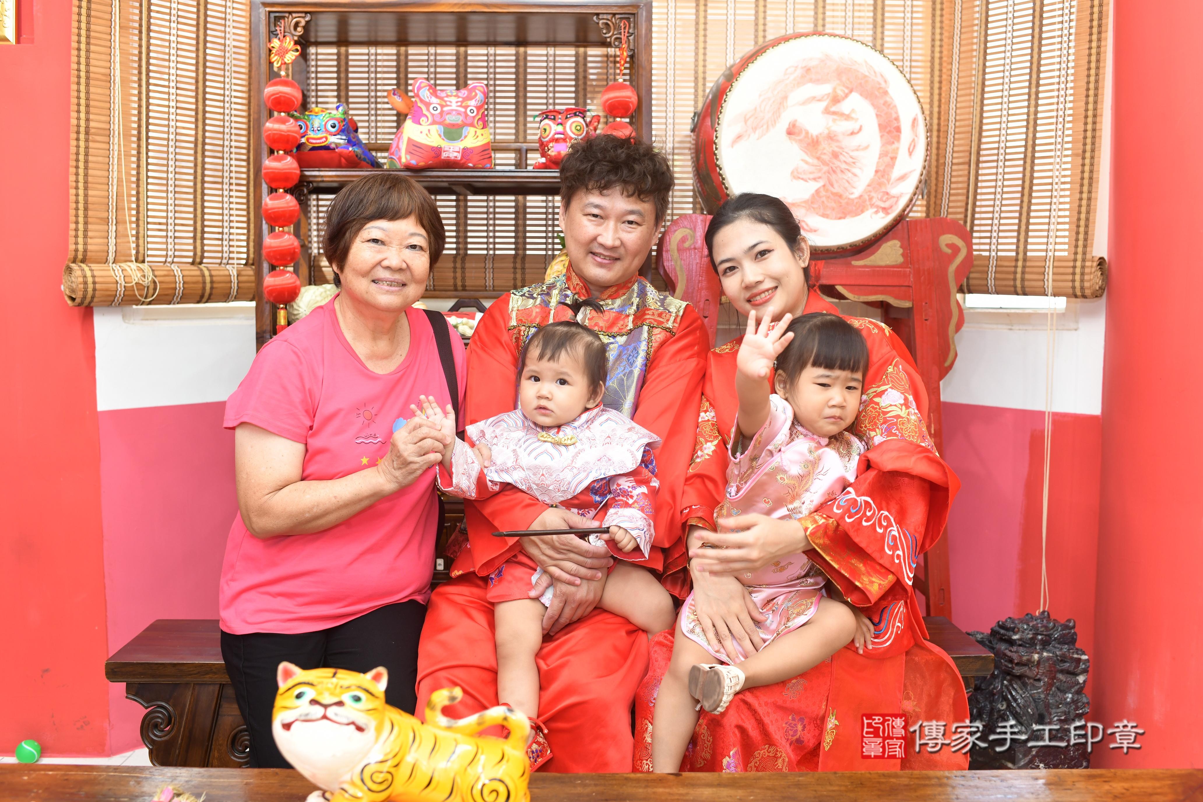 傳家手工印章高雄店、抓周、度脺、中國風會場、傳家嬰兒古禮、吉祥話、抓周道具物品24種、拍照。抓周證書。寶寶抓周、滿周歲、生日快樂、祝福 傳家手工印章高雄店、抓周、度脺、中國風會場、傳家嬰兒古禮、吉祥話、抓周道具物品24種、拍照。抓周證書。寶寶抓周、滿周歲、生日快樂、祝福