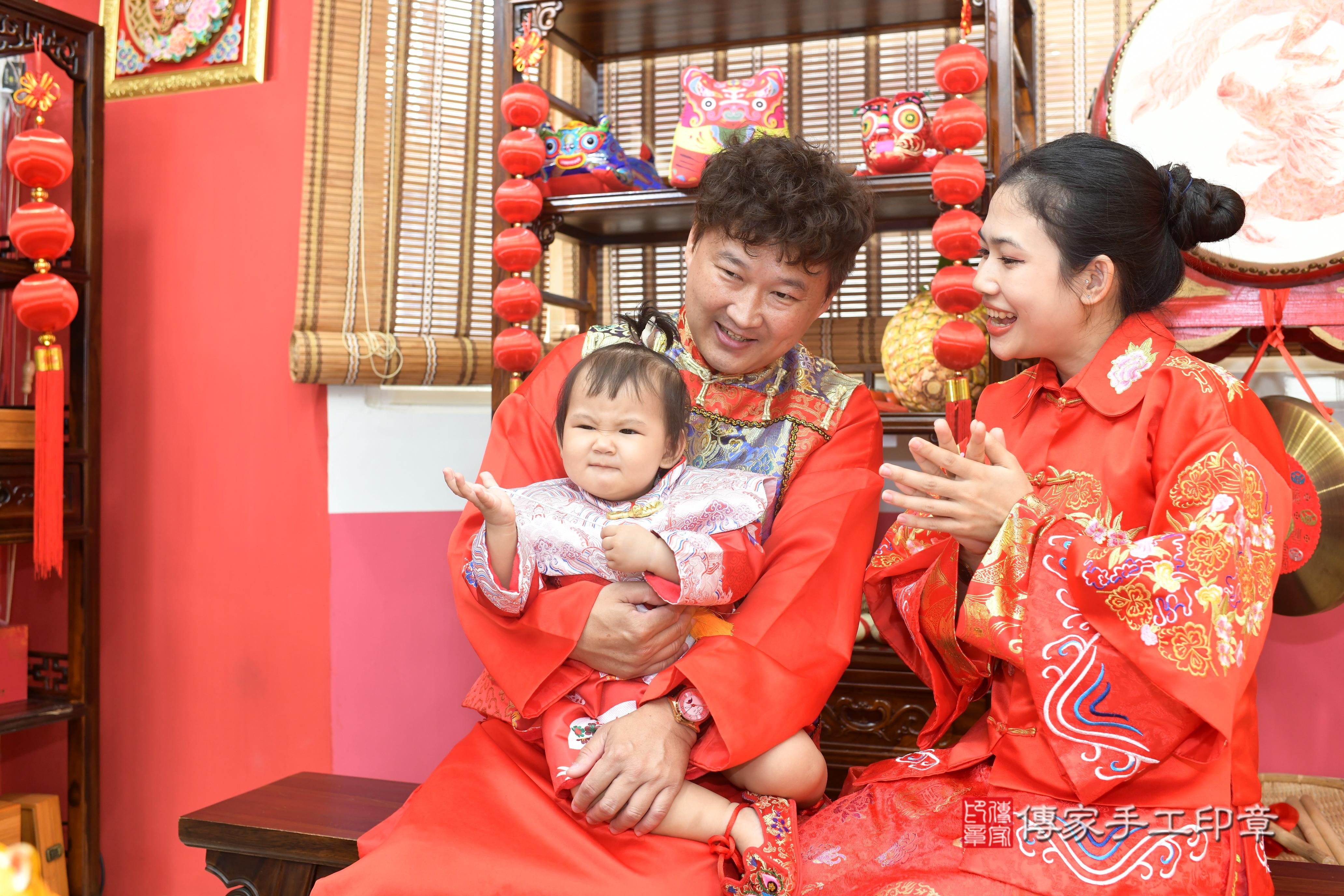 傳家手工印章高雄店、抓周、度脺、中國風會場、傳家嬰兒古禮、吉祥話、抓周道具物品24種、拍照。抓周證書。寶寶抓周、滿周歲、生日快樂、祝福 傳家手工印章高雄店、抓周、度脺、中國風會場、傳家嬰兒古禮、吉祥話、抓周道具物品24種、拍照。抓周證書。寶寶抓周、滿周歲、生日快樂、祝福