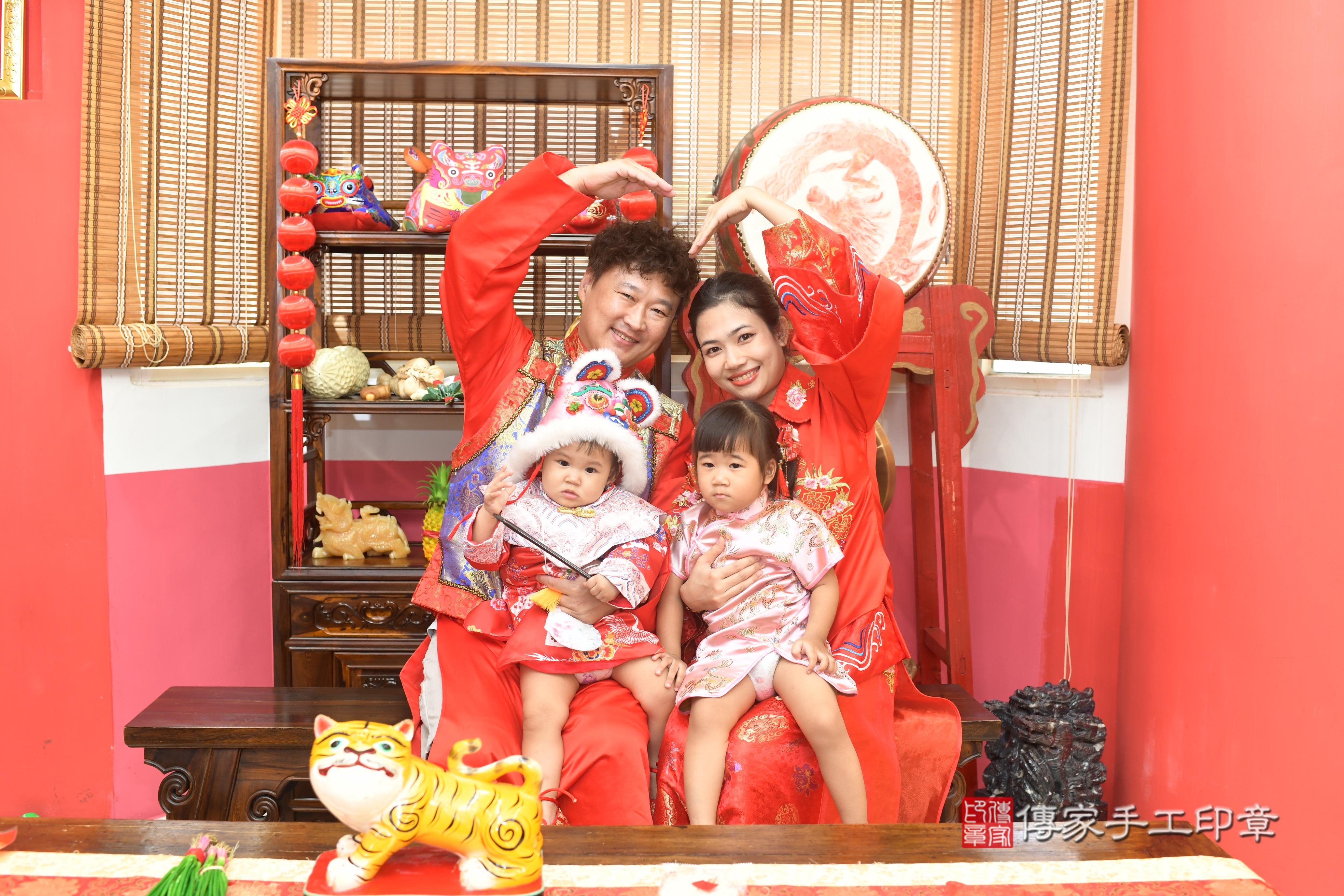 傳家手工印章高雄店、抓周、度脺、中國風會場、傳家嬰兒古禮、吉祥話、抓周道具物品24種、拍照。抓周證書。寶寶抓周、滿周歲、生日快樂、祝福 傳家手工印章高雄店、抓周、度脺、中國風會場、傳家嬰兒古禮、吉祥話、抓周道具物品24種、拍照。抓周證書。寶寶抓周、滿周歲、生日快樂、祝福