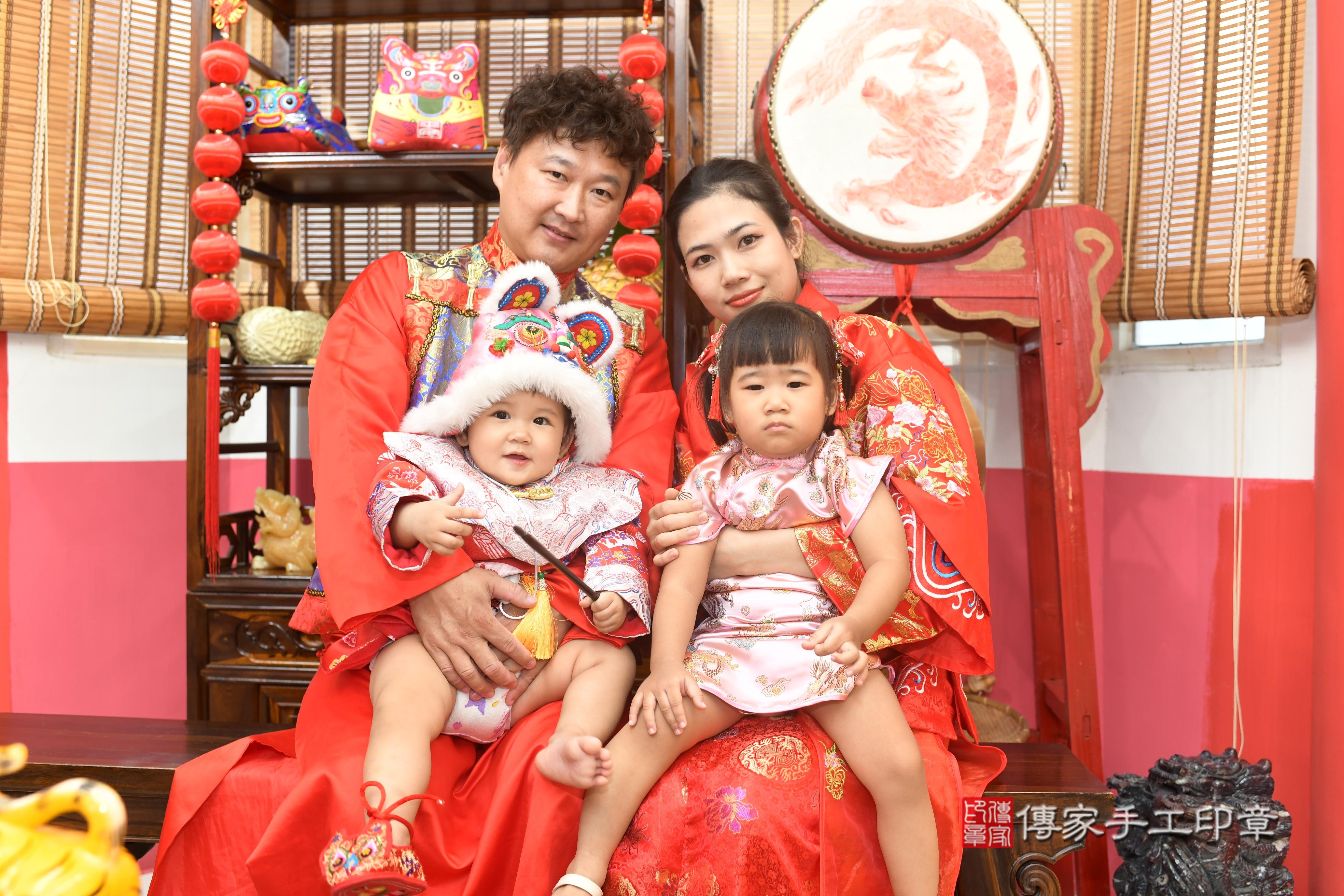 傳家手工印章高雄店、抓周、度脺、中國風會場、傳家嬰兒古禮、吉祥話、抓周道具物品24種、拍照。抓周證書。寶寶抓周、滿周歲、生日快樂、祝福 傳家手工印章高雄店、抓周、度脺、中國風會場、傳家嬰兒古禮、吉祥話、抓周道具物品24種、拍照。抓周證書。寶寶抓周、滿周歲、生日快樂、祝福