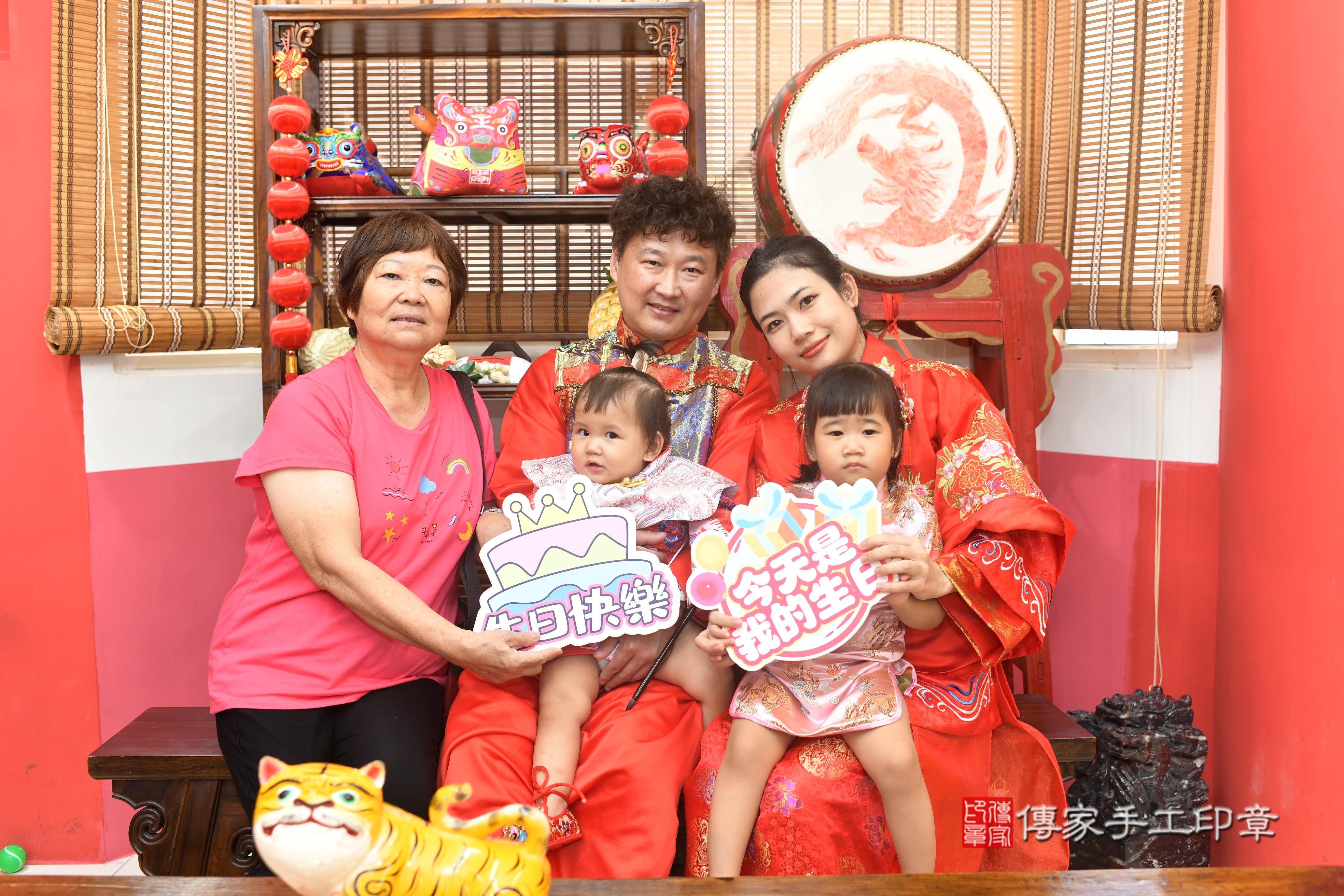 傳家手工印章高雄店、抓周、度脺、中國風會場、傳家嬰兒古禮、吉祥話、抓周道具物品24種、拍照。抓周證書。寶寶抓周、滿周歲、生日快樂、祝福 傳家手工印章高雄店、抓周、度脺、中國風會場、傳家嬰兒古禮、吉祥話、抓周道具物品24種、拍照。抓周證書。寶寶抓周、滿周歲、生日快樂、祝福