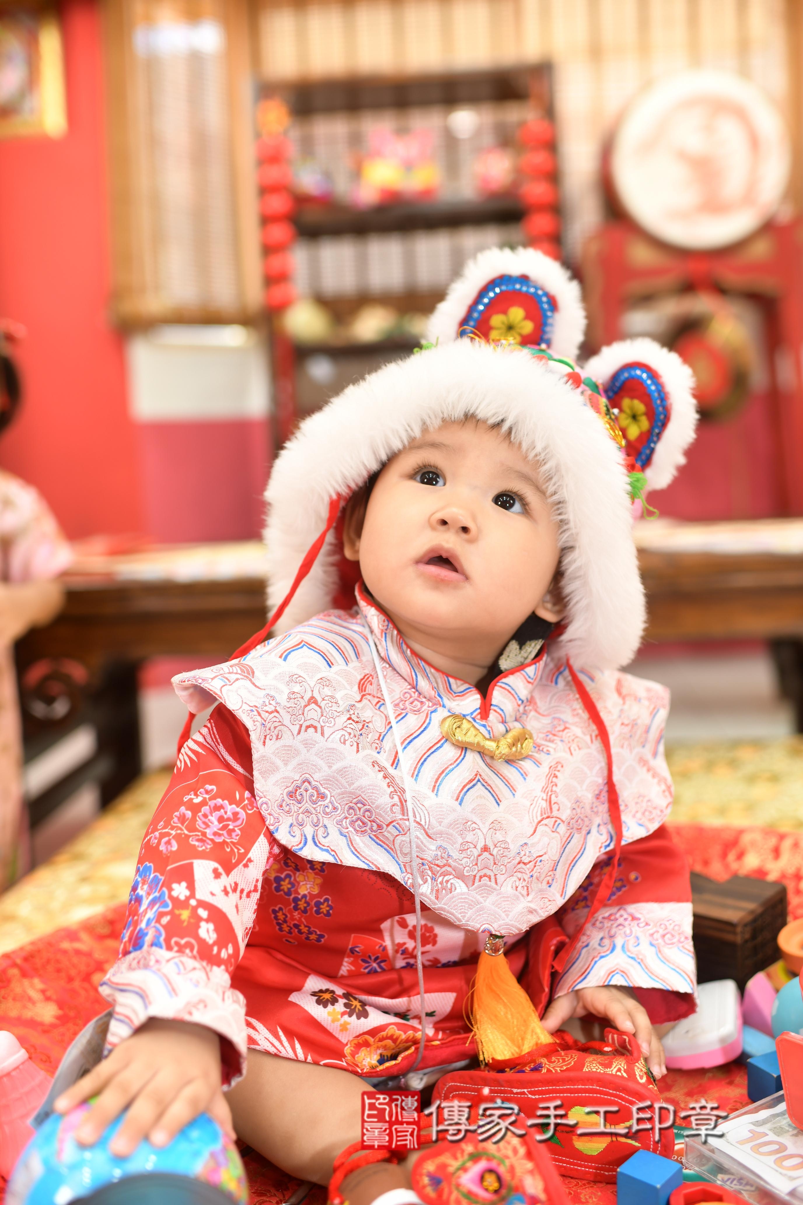 傳家手工印章高雄店、抓周、度脺、中國風會場、傳家嬰兒古禮、吉祥話、抓周道具物品24種、拍照。抓周證書。寶寶抓周、滿周歲、生日快樂、祝福 傳家手工印章高雄店、抓周、度脺、中國風會場、傳家嬰兒古禮、吉祥話、抓周道具物品24種、拍照。抓周證書。寶寶抓周、滿周歲、生日快樂、祝福