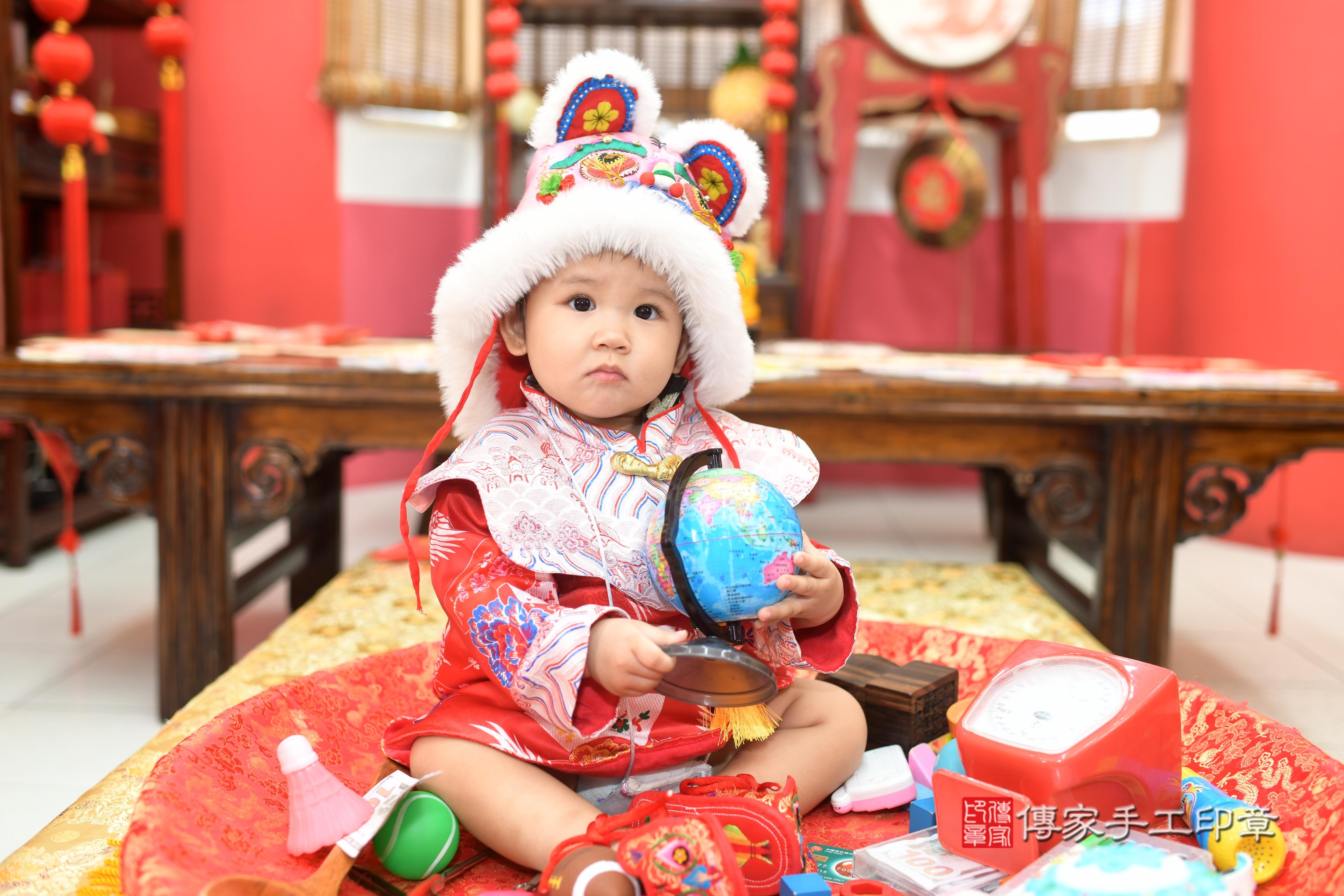 傳家手工印章高雄店、抓周、度脺、中國風會場、傳家嬰兒古禮、吉祥話、抓周道具物品24種、拍照。抓周證書。寶寶抓周、滿周歲、生日快樂、祝福 傳家手工印章高雄店、抓周、度脺、中國風會場、傳家嬰兒古禮、吉祥話、抓周道具物品24種、拍照。抓周證書。寶寶抓周、滿周歲、生日快樂、祝福