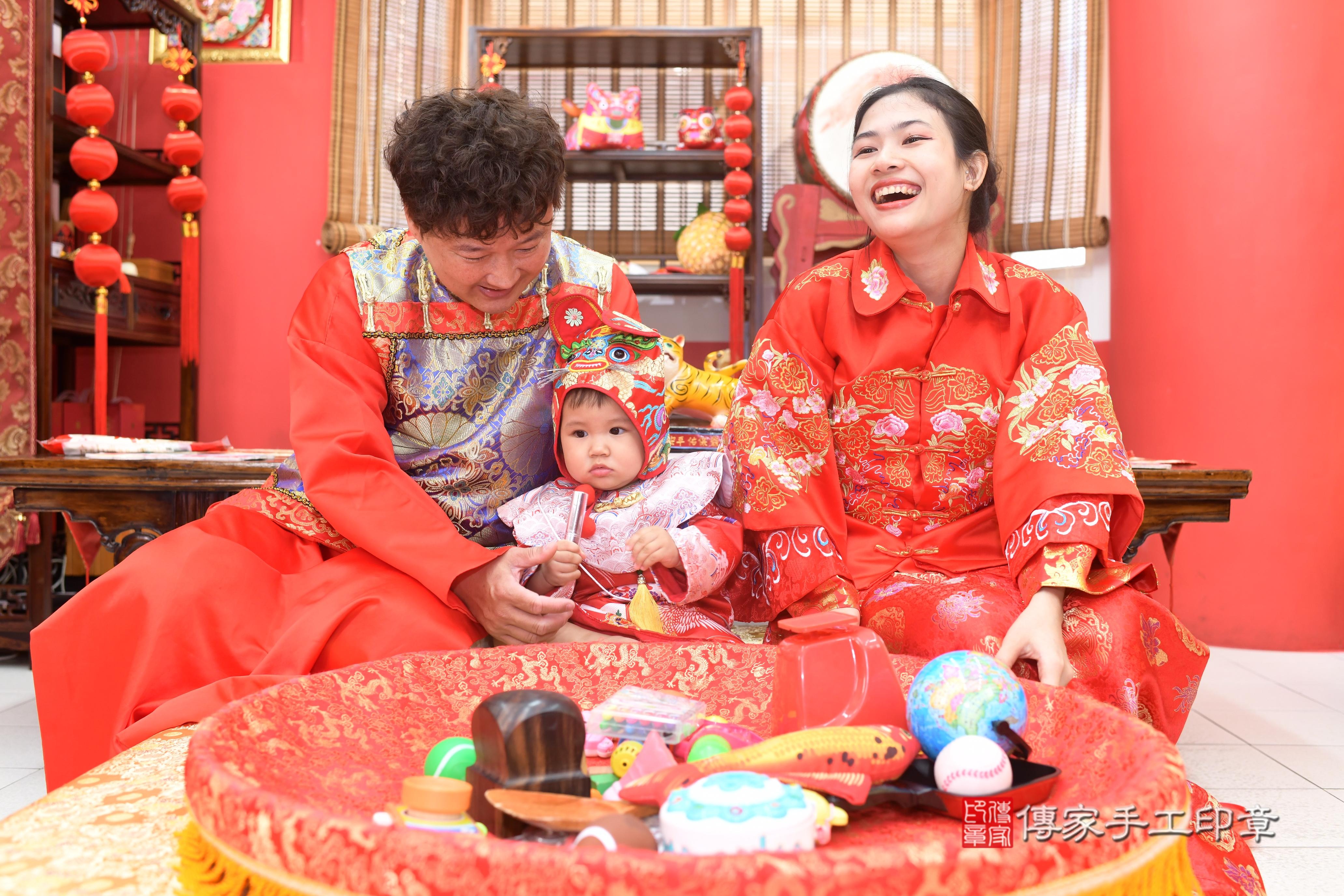 傳家手工印章高雄店、抓周、度脺、中國風會場、傳家嬰兒古禮、吉祥話、抓周道具物品24種、拍照。抓周證書。寶寶抓周、滿周歲、生日快樂、祝福 傳家手工印章高雄店、抓周、度脺、中國風會場、傳家嬰兒古禮、吉祥話、抓周道具物品24種、拍照。抓周證書。寶寶抓周、滿周歲、生日快樂、祝福