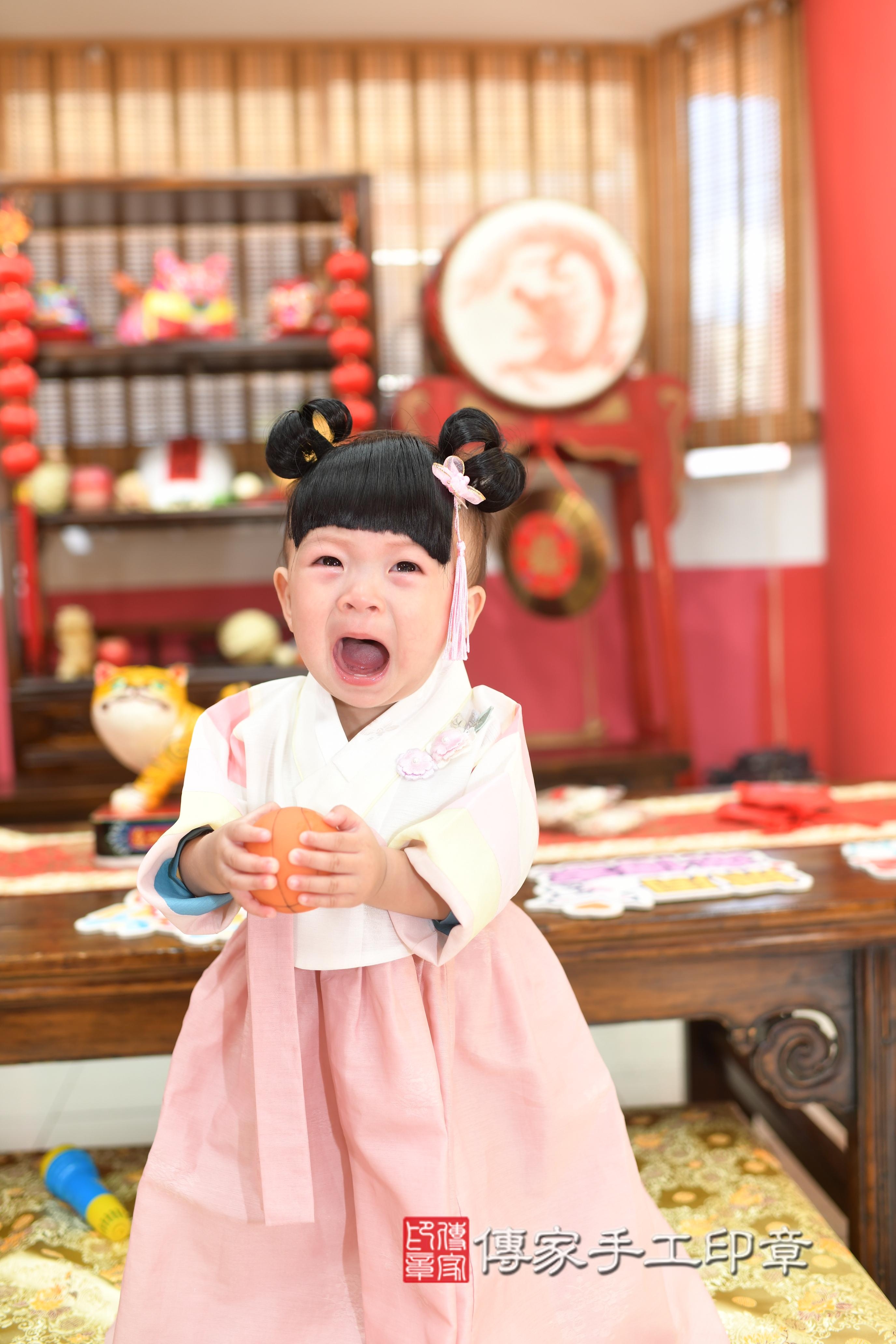 傳家手工印章高雄店、抓周、度脺、中國風會場、傳家嬰兒古禮、吉祥話、抓周道具物品24種、拍照。抓周證書。寶寶抓周、滿周歲、生日快樂、祝福 傳家手工印章高雄店、抓周、度脺、中國風會場、傳家嬰兒古禮、吉祥話、抓周道具物品24種、拍照。抓周證書。寶寶抓周、滿周歲、生日快樂、祝福