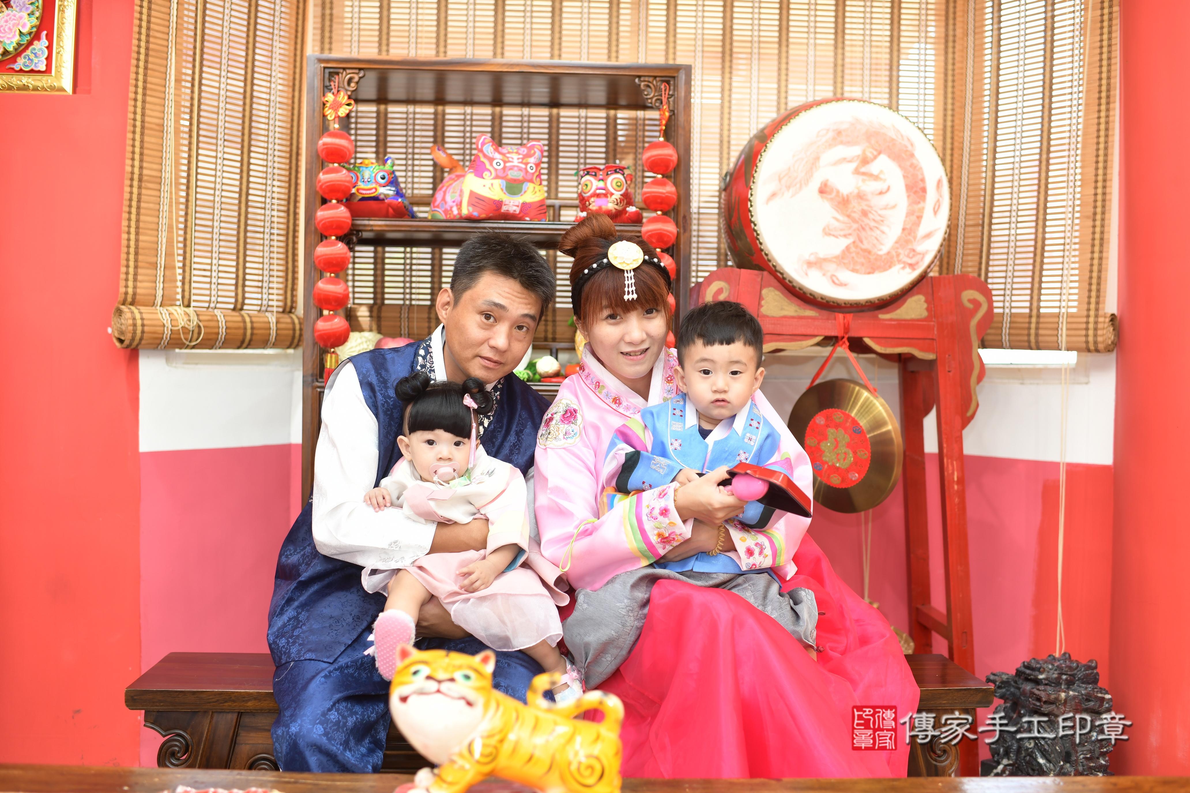 傳家手工印章高雄店、抓周、度脺、中國風會場、傳家嬰兒古禮、吉祥話、抓周道具物品24種、拍照。抓周證書。寶寶抓周、滿周歲、生日快樂、祝福 傳家手工印章高雄店、抓周、度脺、中國風會場、傳家嬰兒古禮、吉祥話、抓周道具物品24種、拍照。抓周證書。寶寶抓周、滿周歲、生日快樂、祝福