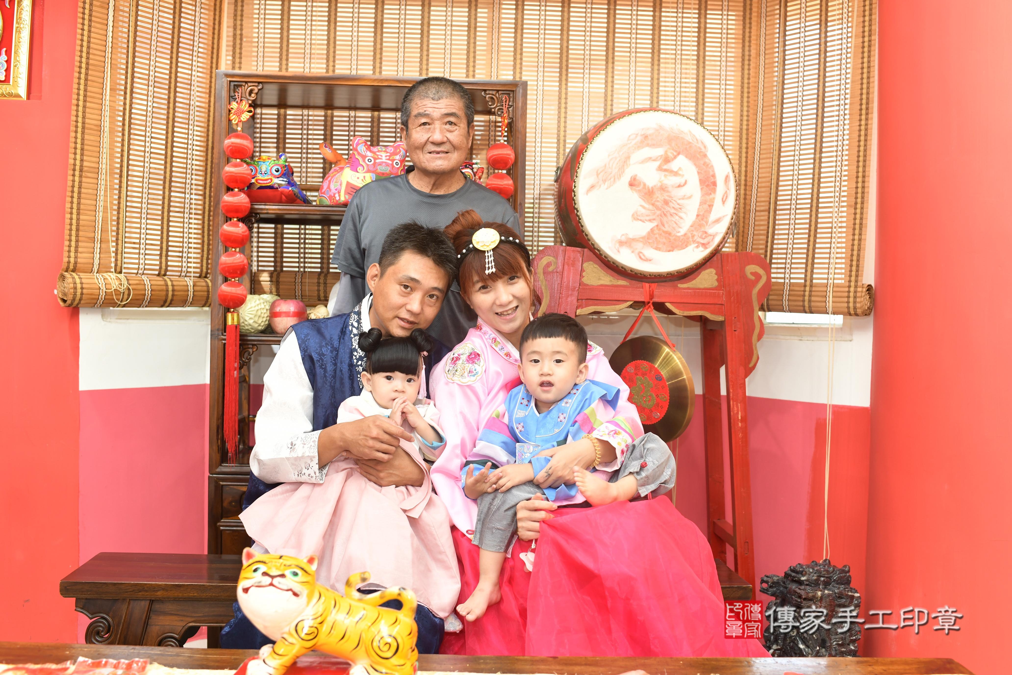 傳家手工印章高雄店、抓周、度脺、中國風會場、傳家嬰兒古禮、吉祥話、抓周道具物品24種、拍照。抓周證書。寶寶抓周、滿周歲、生日快樂、祝福 傳家手工印章高雄店、抓周、度脺、中國風會場、傳家嬰兒古禮、吉祥話、抓周道具物品24種、拍照。抓周證書。寶寶抓周、滿周歲、生日快樂、祝福