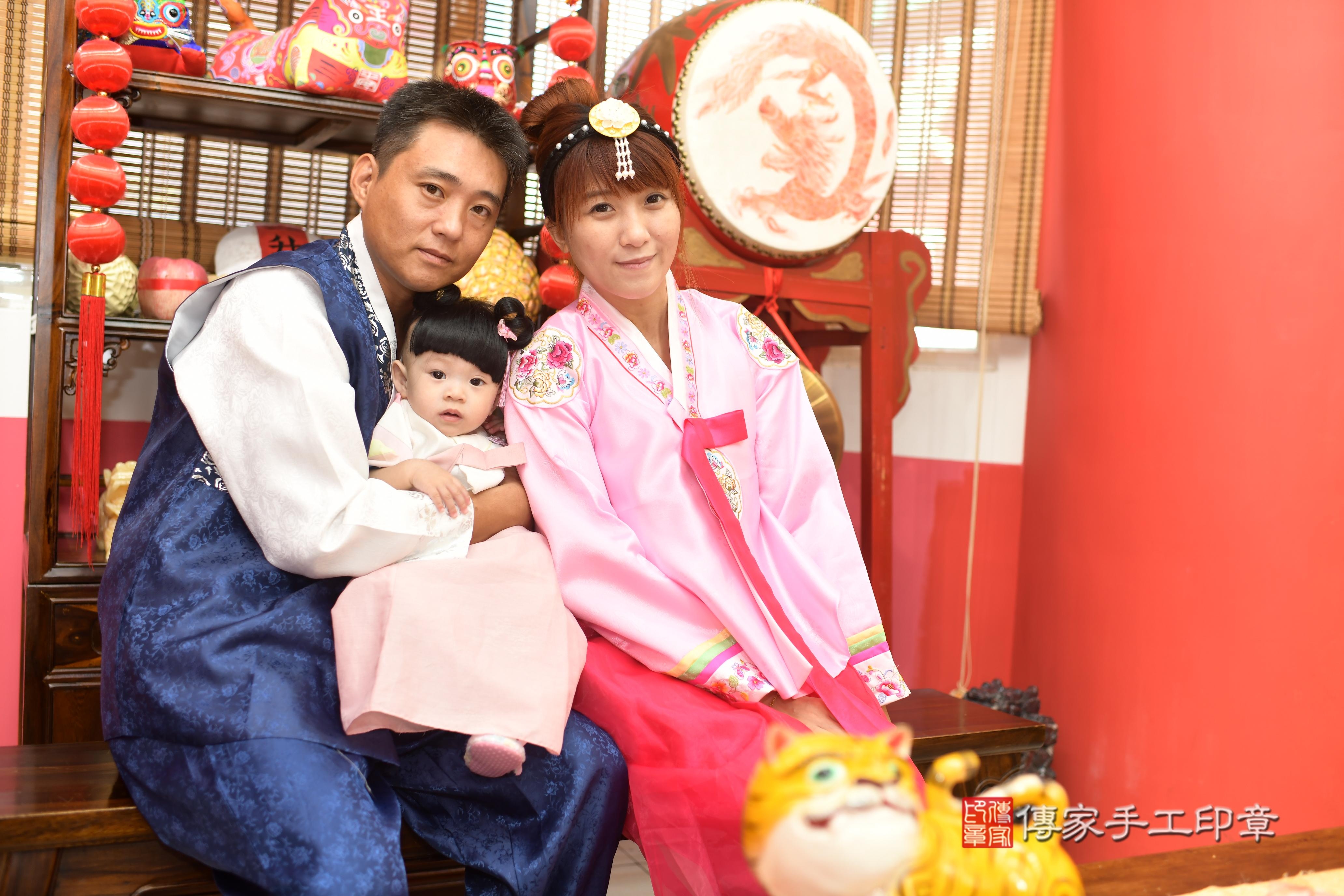 傳家手工印章高雄店、抓周、度脺、中國風會場、傳家嬰兒古禮、吉祥話、抓周道具物品24種、拍照。抓周證書。寶寶抓周、滿周歲、生日快樂、祝福 傳家手工印章高雄店、抓周、度脺、中國風會場、傳家嬰兒古禮、吉祥話、抓周道具物品24種、拍照。抓周證書。寶寶抓周、滿周歲、生日快樂、祝福