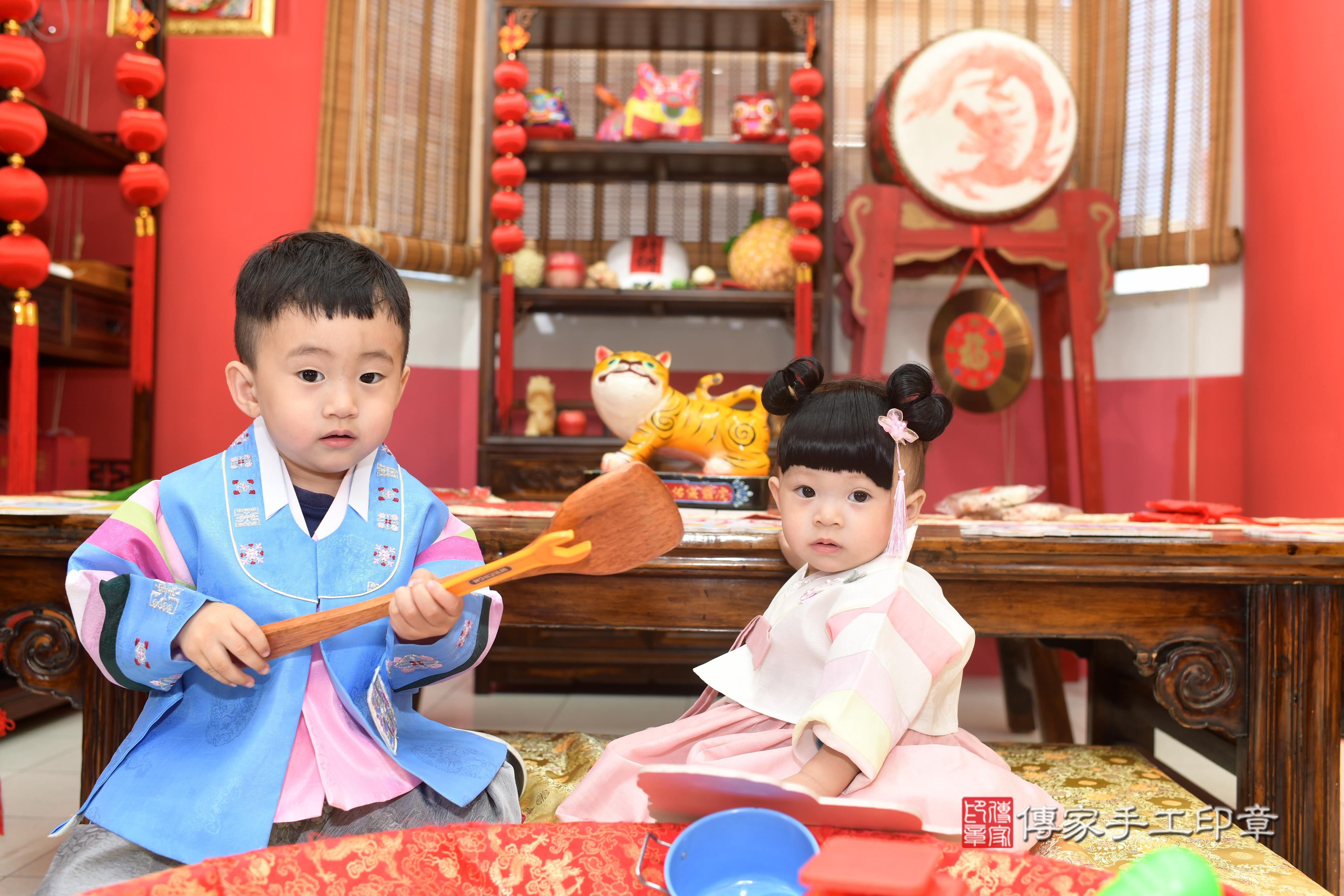 傳家手工印章高雄店、抓周、度脺、中國風會場、傳家嬰兒古禮、吉祥話、抓周道具物品24種、拍照。抓周證書。寶寶抓周、滿周歲、生日快樂、祝福 傳家手工印章高雄店、抓周、度脺、中國風會場、傳家嬰兒古禮、吉祥話、抓周道具物品24種、拍照。抓周證書。寶寶抓周、滿周歲、生日快樂、祝福