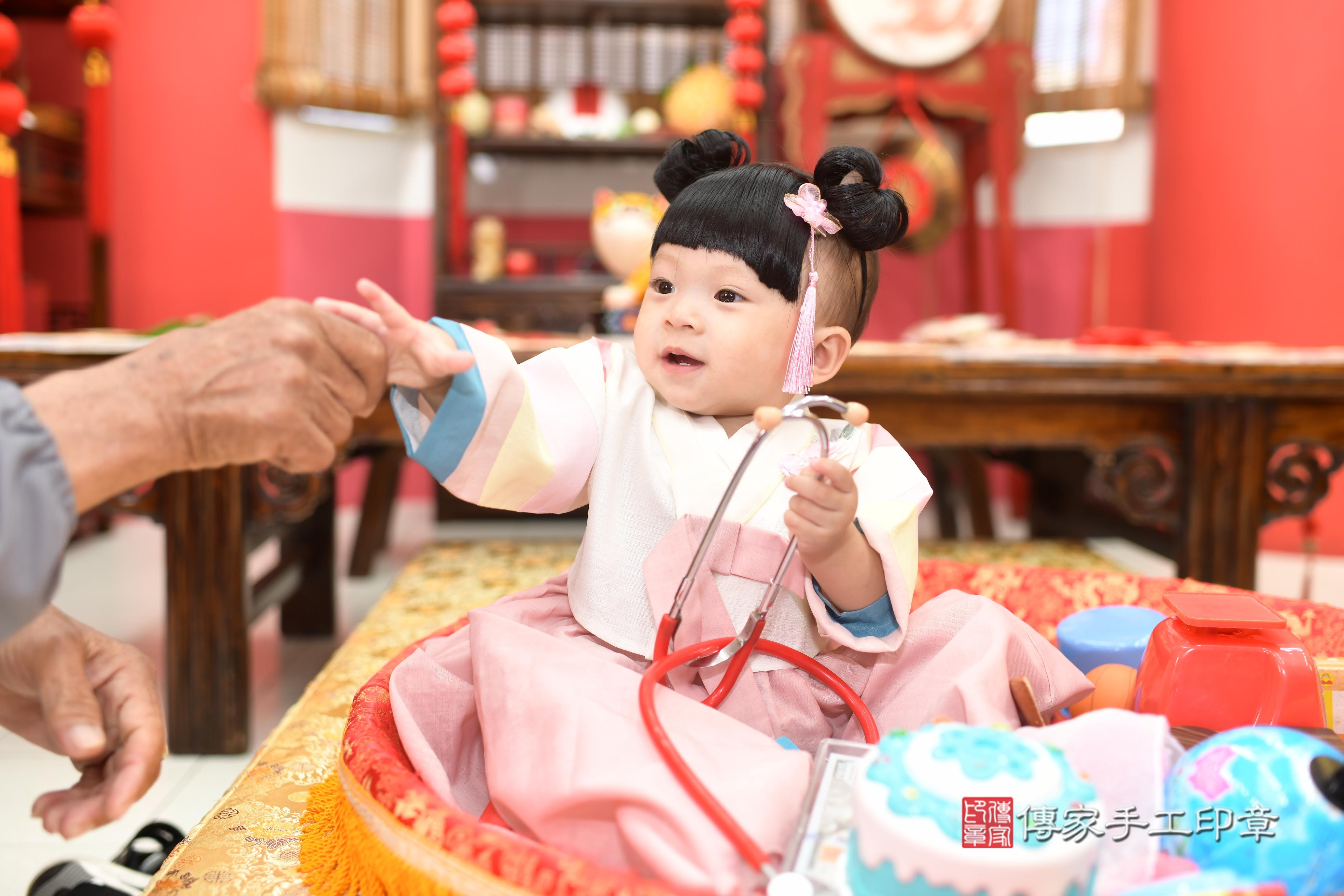 傳家手工印章高雄店、抓周、度脺、中國風會場、傳家嬰兒古禮、吉祥話、抓周道具物品24種、拍照。抓周證書。寶寶抓周、滿周歲、生日快樂、祝福 傳家手工印章高雄店、抓周、度脺、中國風會場、傳家嬰兒古禮、吉祥話、抓周道具物品24種、拍照。抓周證書。寶寶抓周、滿周歲、生日快樂、祝福