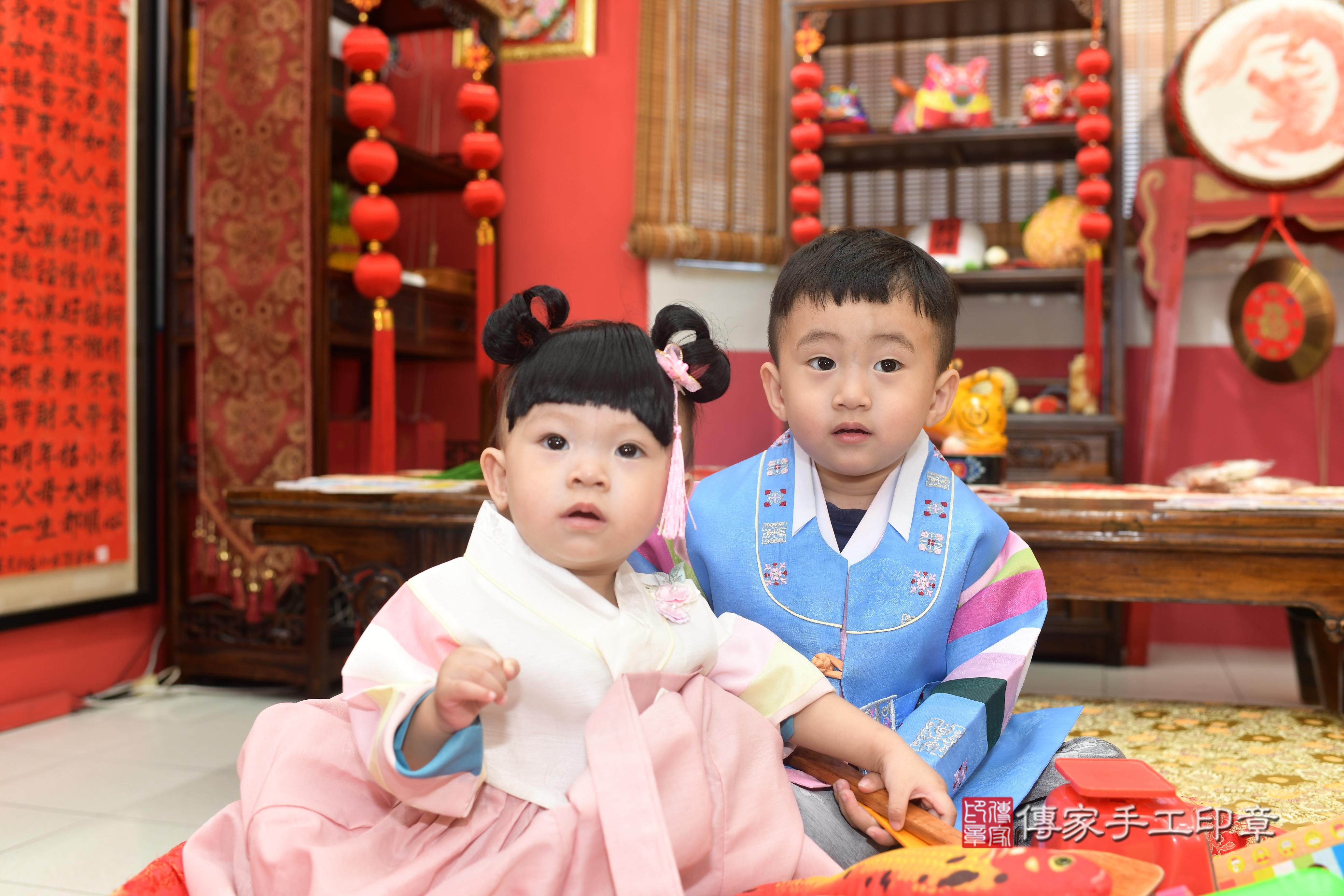 傳家手工印章高雄店、抓周、度脺、中國風會場、傳家嬰兒古禮、吉祥話、抓周道具物品24種、拍照。抓周證書。寶寶抓周、滿周歲、生日快樂、祝福 傳家手工印章高雄店、抓周、度脺、中國風會場、傳家嬰兒古禮、吉祥話、抓周道具物品24種、拍照。抓周證書。寶寶抓周、滿周歲、生日快樂、祝福