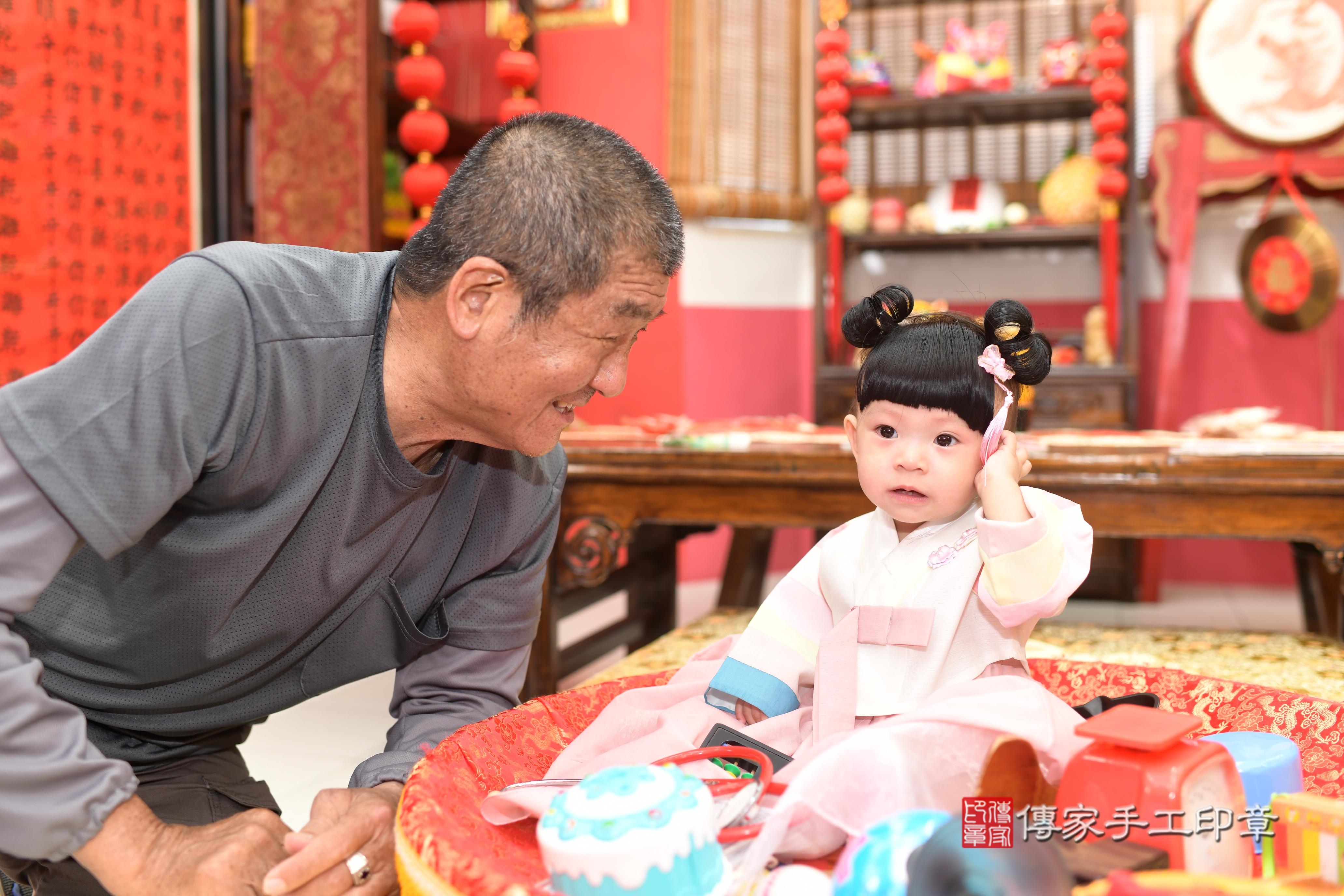 傳家手工印章高雄店、抓周、度脺、中國風會場、傳家嬰兒古禮、吉祥話、抓周道具物品24種、拍照。抓周證書。寶寶抓周、滿周歲、生日快樂、祝福 傳家手工印章高雄店、抓周、度脺、中國風會場、傳家嬰兒古禮、吉祥話、抓周道具物品24種、拍照。抓周證書。寶寶抓周、滿周歲、生日快樂、祝福