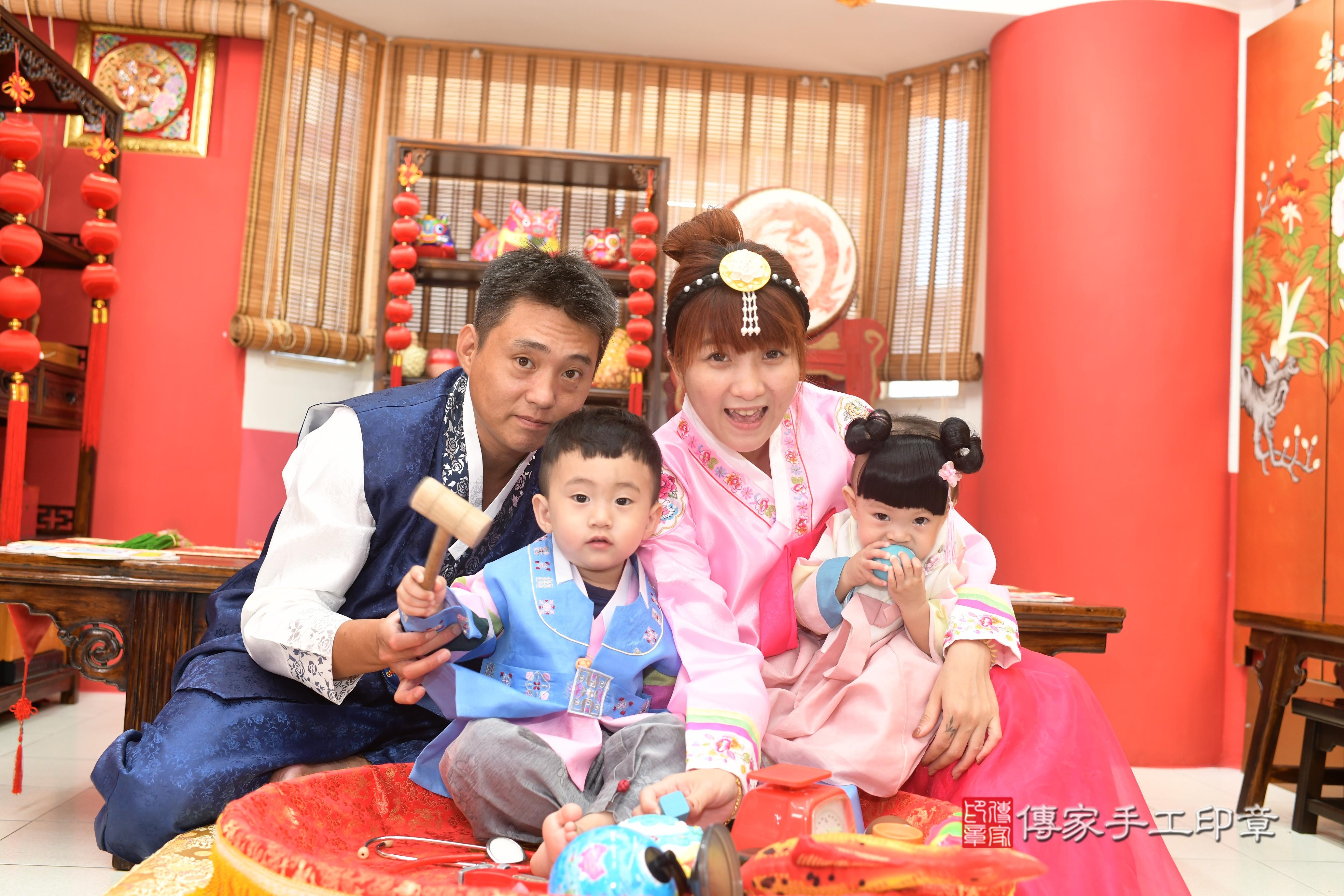 傳家手工印章高雄店、抓周、度脺、中國風會場、傳家嬰兒古禮、吉祥話、抓周道具物品24種、拍照。抓周證書。寶寶抓周、滿周歲、生日快樂、祝福 傳家手工印章高雄店、抓周、度脺、中國風會場、傳家嬰兒古禮、吉祥話、抓周道具物品24種、拍照。抓周證書。寶寶抓周、滿周歲、生日快樂、祝福