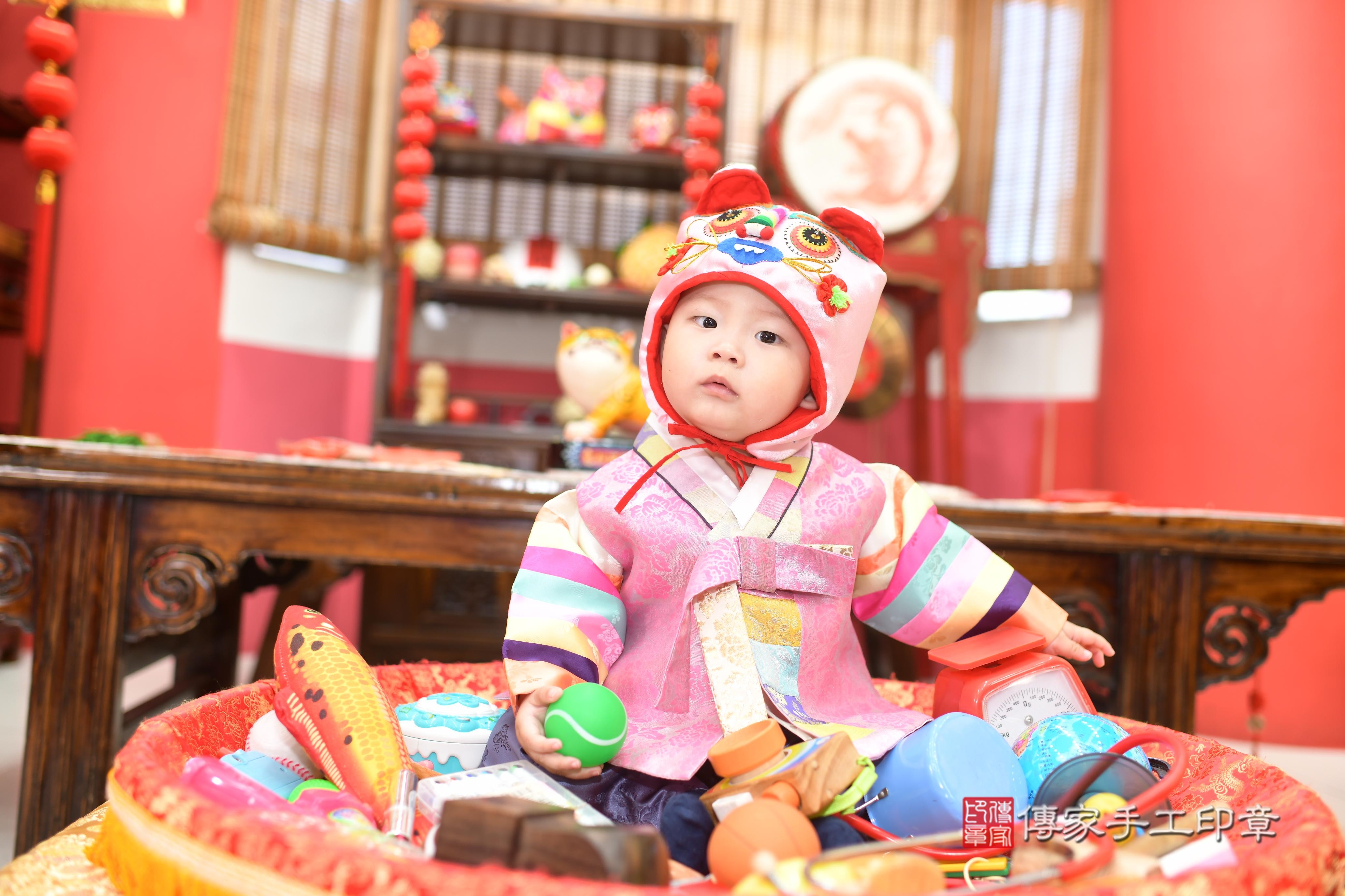 傳家手工印章高雄店、抓周、度脺、中國風會場、傳家嬰兒古禮、吉祥話、抓周道具物品24種、拍照。抓周證書。寶寶抓周、滿周歲、生日快樂、祝福
