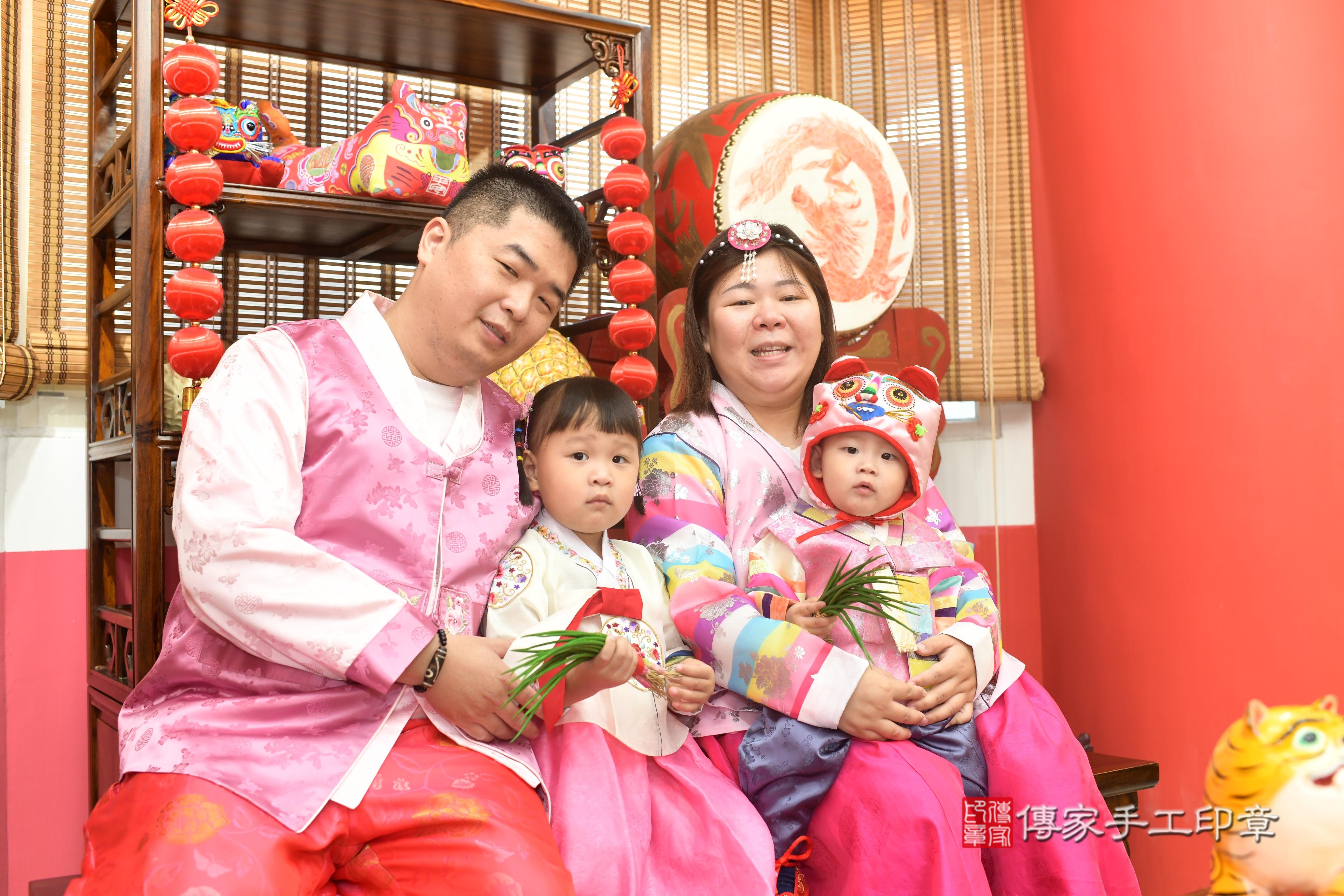 傳家手工印章高雄店、抓周、度脺、中國風會場、傳家嬰兒古禮、吉祥話、抓周道具物品24種、拍照。抓周證書。寶寶抓周、滿周歲、生日快樂、祝福 傳家手工印章高雄店、抓周、度脺、中國風會場、傳家嬰兒古禮、吉祥話、抓周道具物品24種、拍照。抓周證書。寶寶抓周、滿周歲、生日快樂、祝福