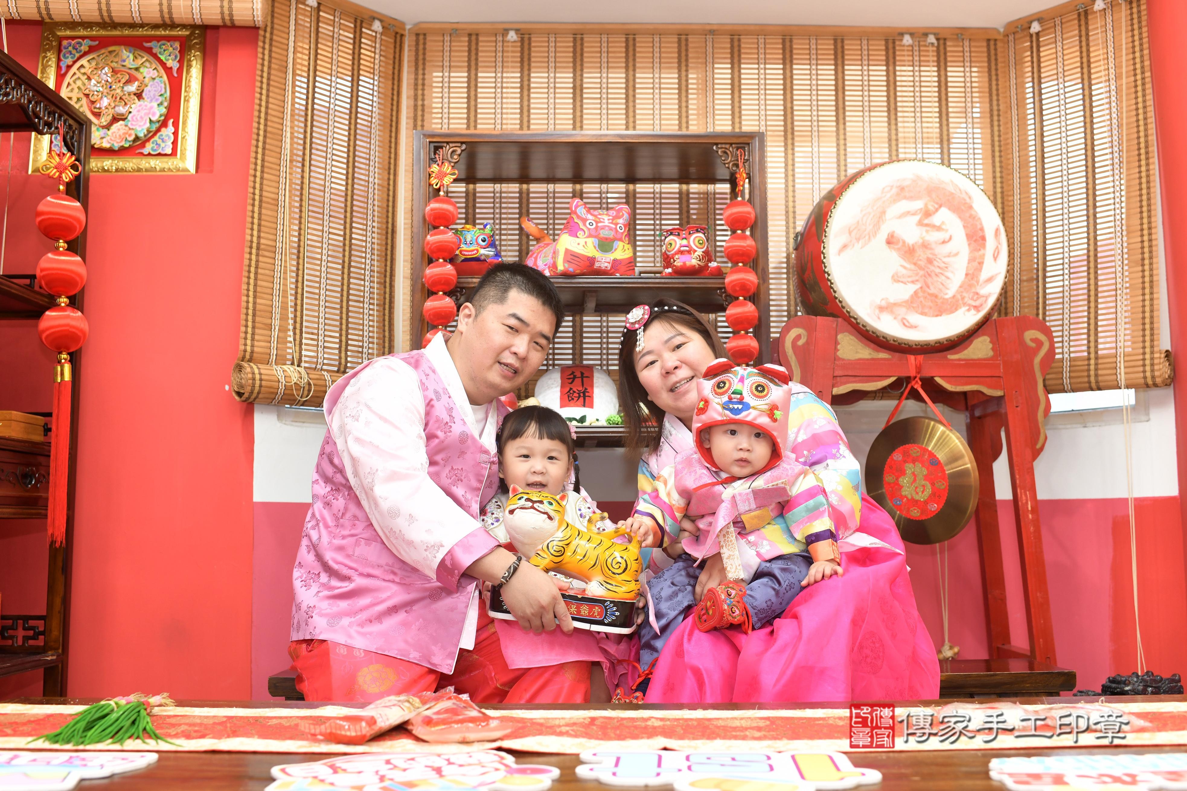 傳家手工印章高雄店、抓周、度脺、中國風會場、傳家嬰兒古禮、吉祥話、抓周道具物品24種、拍照。抓周證書。寶寶抓周、滿周歲、生日快樂、祝福 傳家手工印章高雄店、抓周、度脺、中國風會場、傳家嬰兒古禮、吉祥話、抓周道具物品24種、拍照。抓周證書。寶寶抓周、滿周歲、生日快樂、祝福