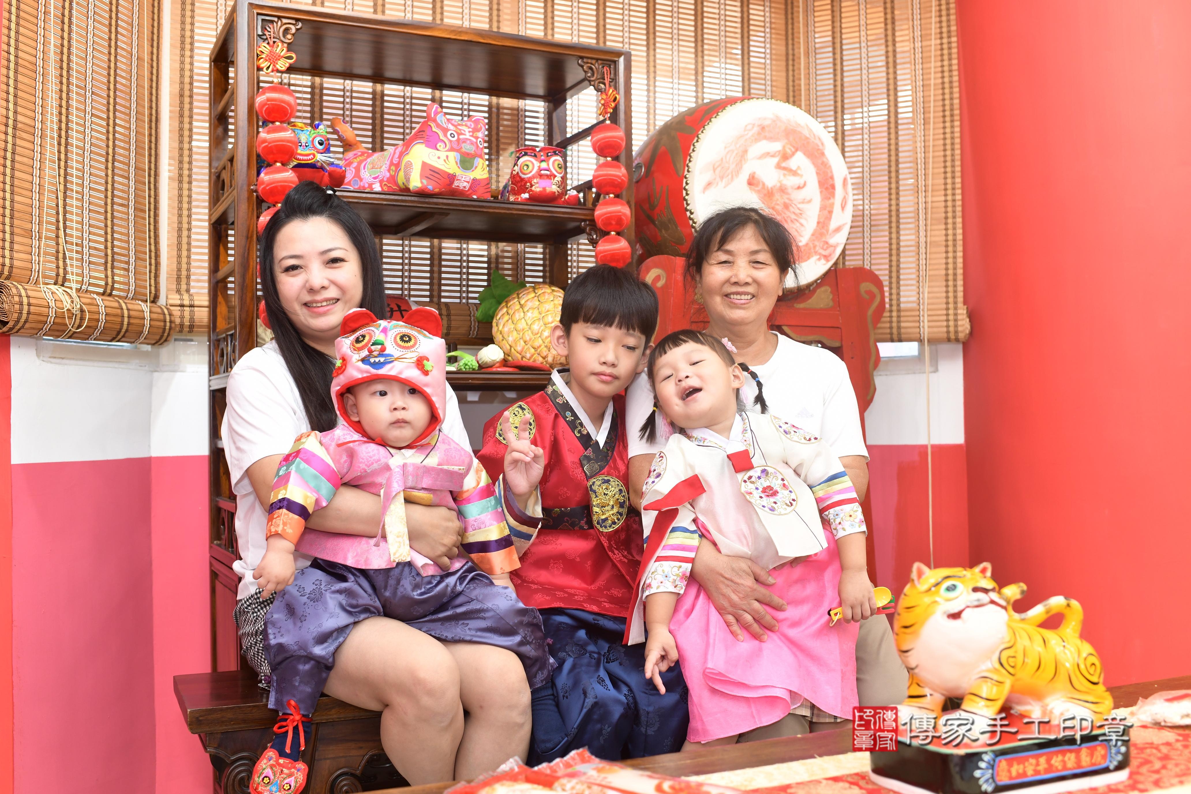 傳家手工印章高雄店、抓周、度脺、中國風會場、傳家嬰兒古禮、吉祥話、抓周道具物品24種、拍照。抓周證書。寶寶抓周、滿周歲、生日快樂、祝福 傳家手工印章高雄店、抓周、度脺、中國風會場、傳家嬰兒古禮、吉祥話、抓周道具物品24種、拍照。抓周證書。寶寶抓周、滿周歲、生日快樂、祝福