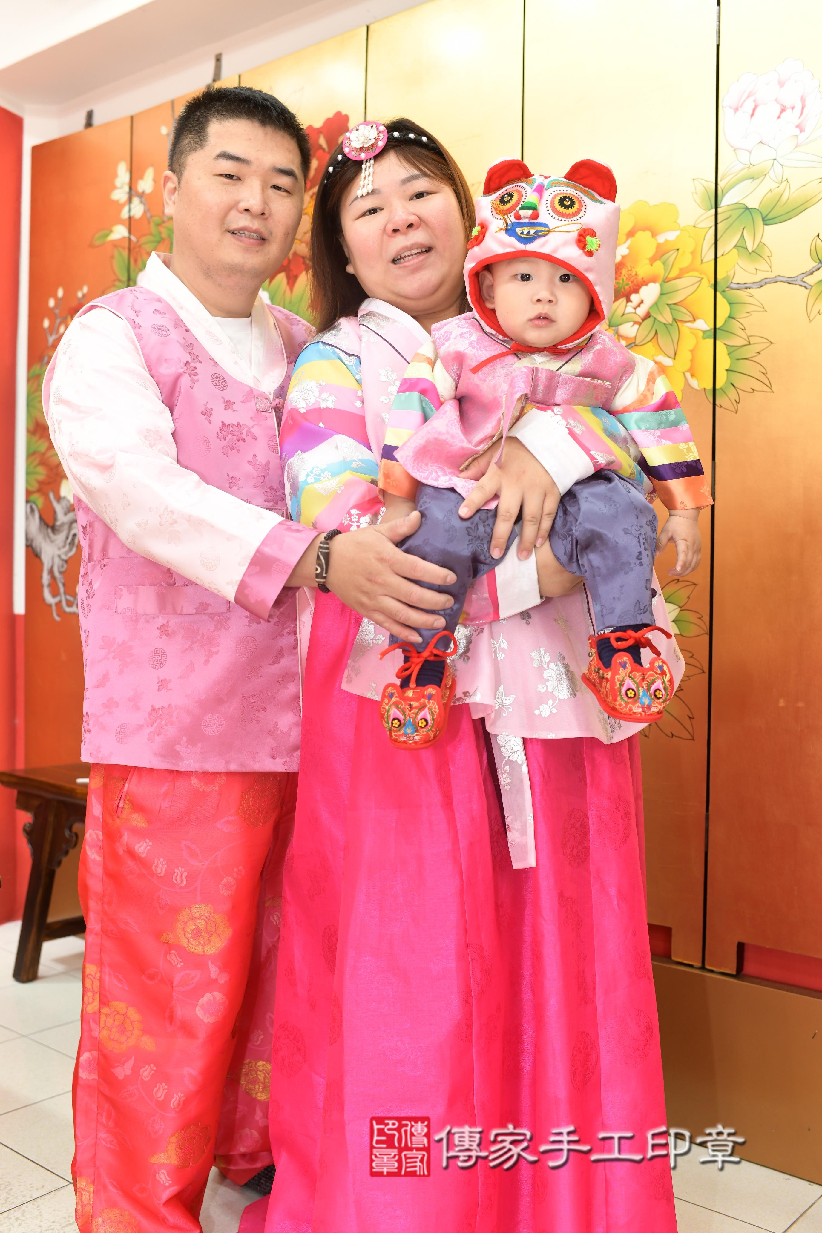 傳家手工印章高雄店、抓周、度脺、中國風會場、傳家嬰兒古禮、吉祥話、抓周道具物品24種、拍照。抓周證書。寶寶抓周、滿周歲、生日快樂、祝福 傳家手工印章高雄店、抓周、度脺、中國風會場、傳家嬰兒古禮、吉祥話、抓周道具物品24種、拍照。抓周證書。寶寶抓周、滿周歲、生日快樂、祝福