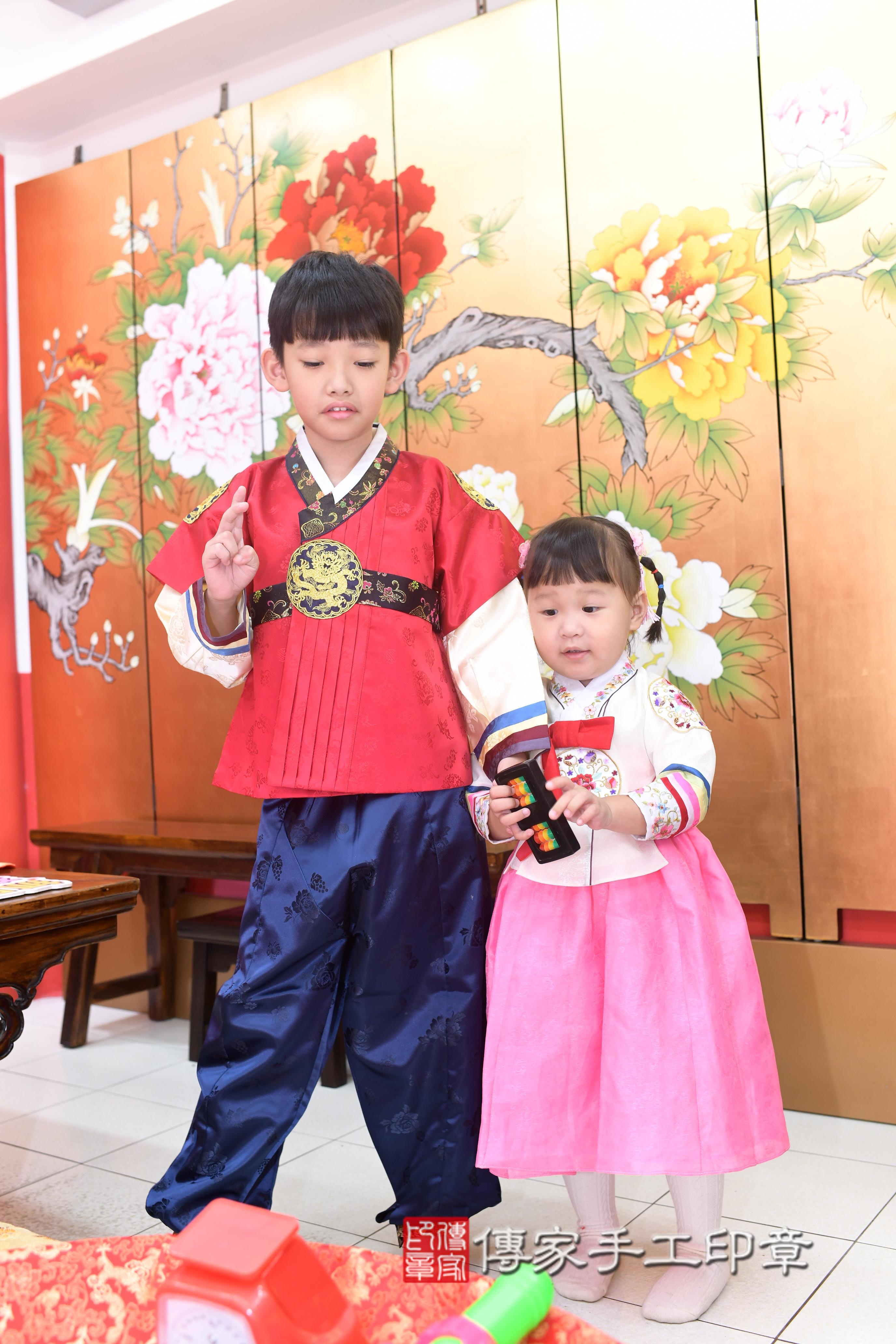 傳家手工印章高雄店、抓周、度脺、中國風會場、傳家嬰兒古禮、吉祥話、抓周道具物品24種、拍照。抓周證書。寶寶抓周、滿周歲、生日快樂、祝福 傳家手工印章高雄店、抓周、度脺、中國風會場、傳家嬰兒古禮、吉祥話、抓周道具物品24種、拍照。抓周證書。寶寶抓周、滿周歲、生日快樂、祝福