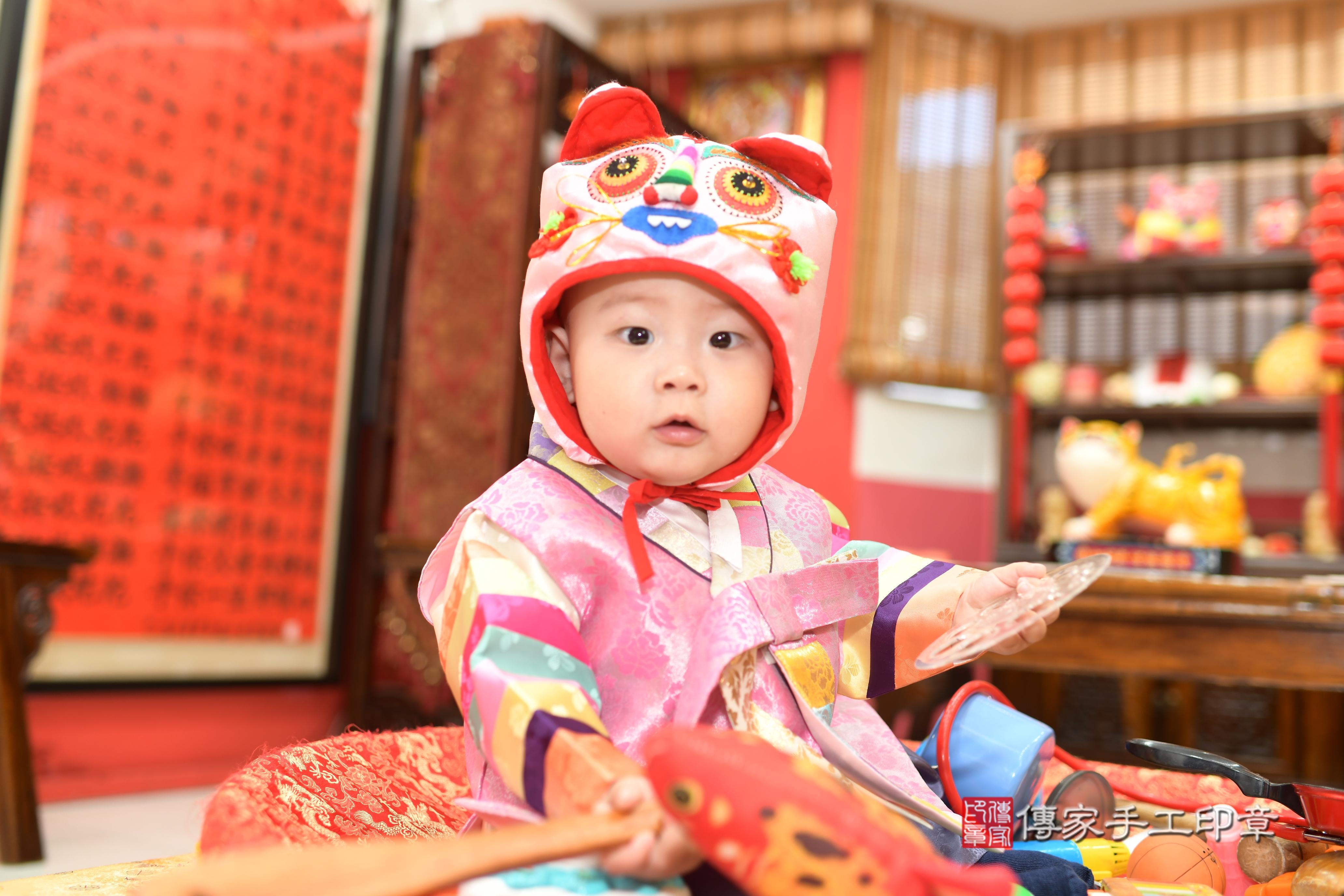 傳家手工印章高雄店、抓周、度脺、中國風會場、傳家嬰兒古禮、吉祥話、抓周道具物品24種、拍照。抓周證書。寶寶抓周、滿周歲、生日快樂、祝福 傳家手工印章高雄店、抓周、度脺、中國風會場、傳家嬰兒古禮、吉祥話、抓周道具物品24種、拍照。抓周證書。寶寶抓周、滿周歲、生日快樂、祝福