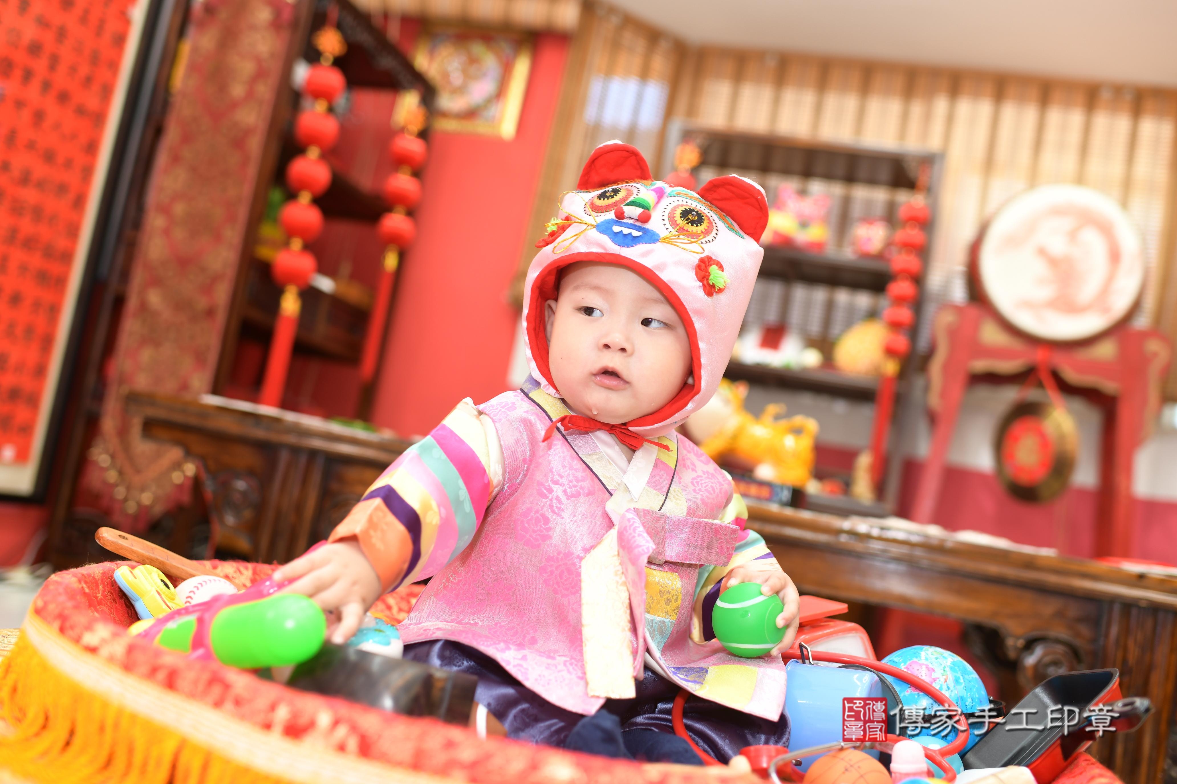 傳家手工印章高雄店、抓周、度脺、中國風會場、傳家嬰兒古禮、吉祥話、抓周道具物品24種、拍照。抓周證書。寶寶抓周、滿周歲、生日快樂、祝福 傳家手工印章高雄店、抓周、度脺、中國風會場、傳家嬰兒古禮、吉祥話、抓周道具物品24種、拍照。抓周證書。寶寶抓周、滿周歲、生日快樂、祝福