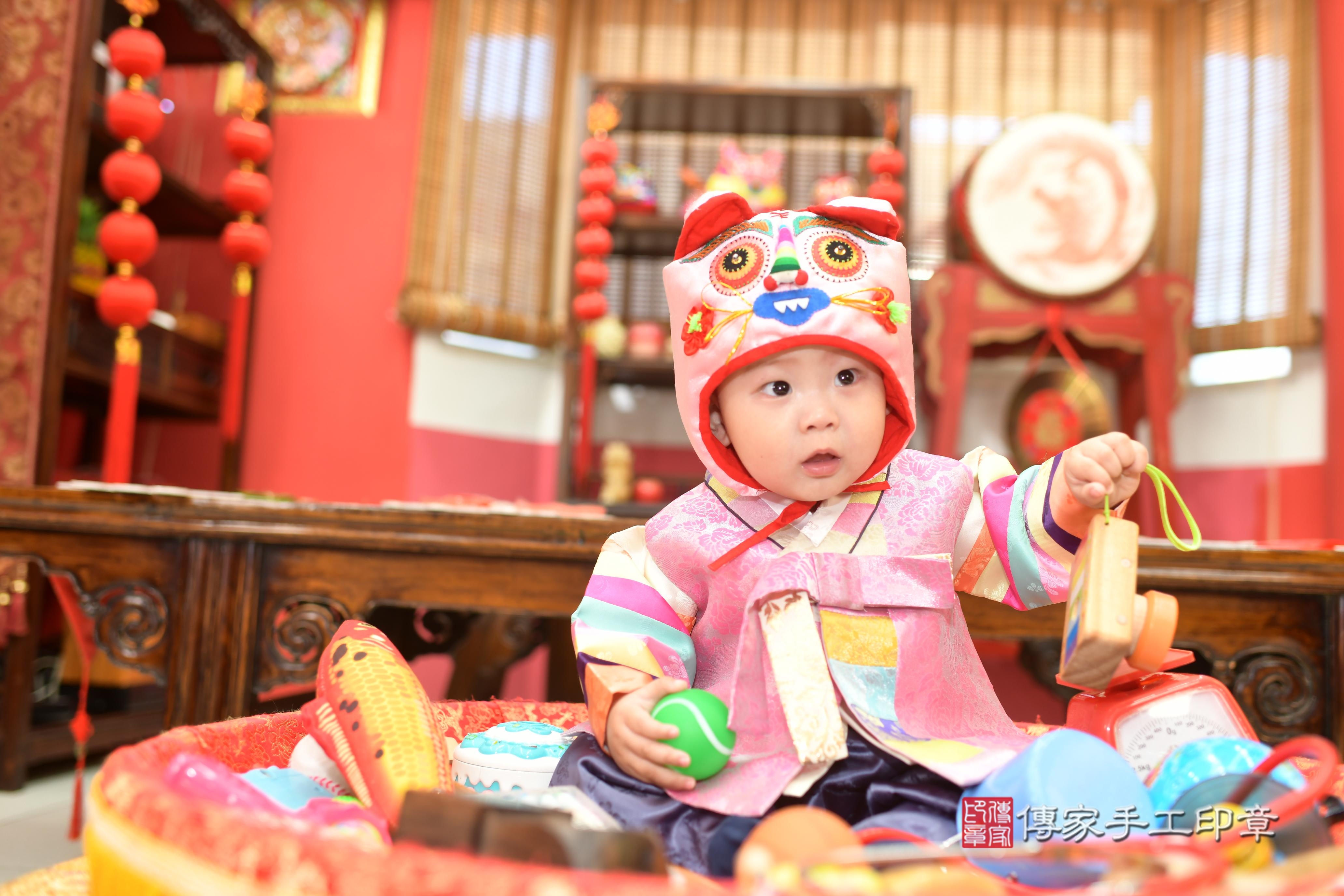 傳家手工印章高雄店、抓周、度脺、中國風會場、傳家嬰兒古禮、吉祥話、抓周道具物品24種、拍照。抓周證書。寶寶抓周、滿周歲、生日快樂、祝福 傳家手工印章高雄店、抓周、度脺、中國風會場、傳家嬰兒古禮、吉祥話、抓周道具物品24種、拍照。抓周證書。寶寶抓周、滿周歲、生日快樂、祝福