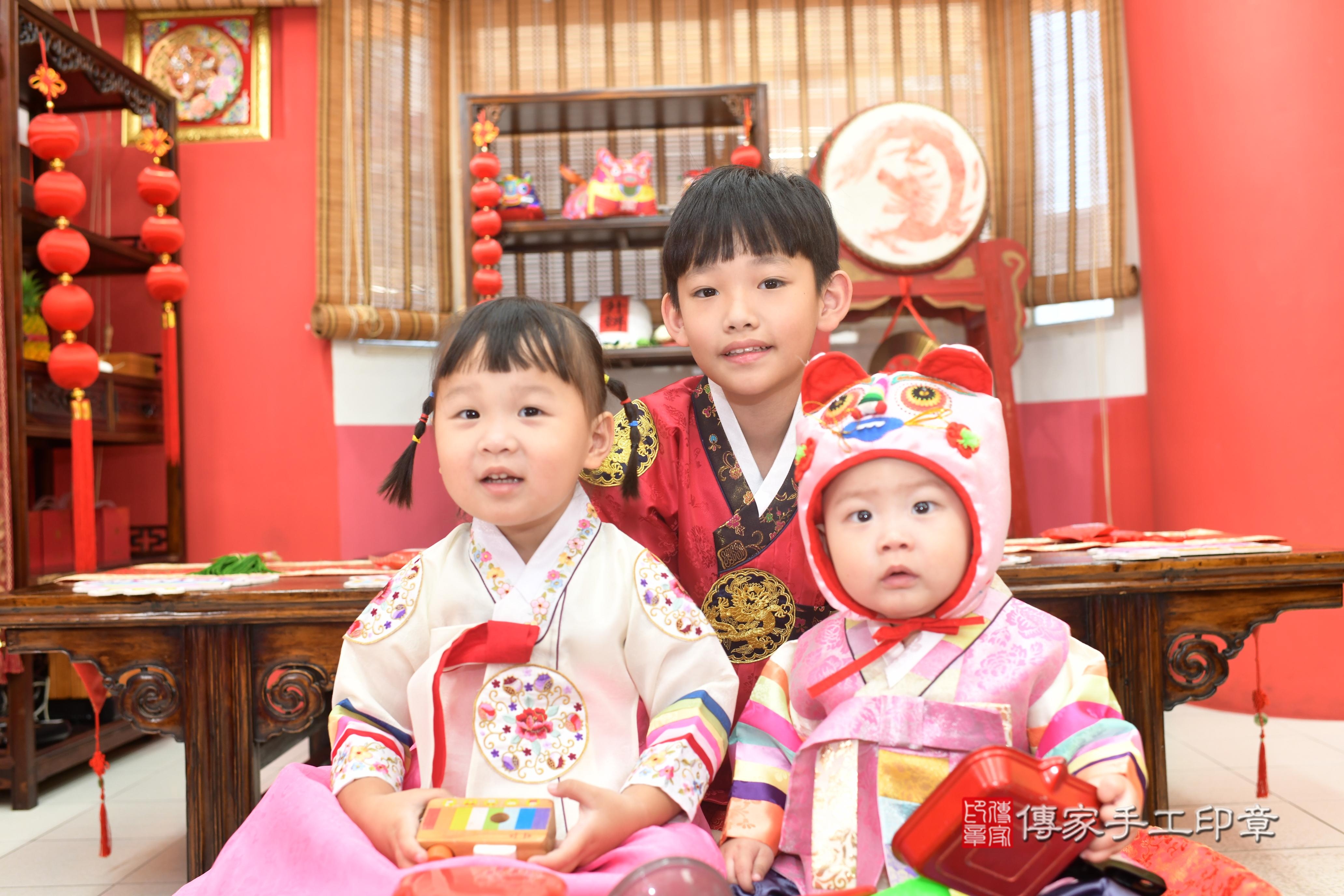 傳家手工印章高雄店、抓周、度脺、中國風會場、傳家嬰兒古禮、吉祥話、抓周道具物品24種、拍照。抓周證書。寶寶抓周、滿周歲、生日快樂、祝福 傳家手工印章高雄店、抓周、度脺、中國風會場、傳家嬰兒古禮、吉祥話、抓周道具物品24種、拍照。抓周證書。寶寶抓周、滿周歲、生日快樂、祝福