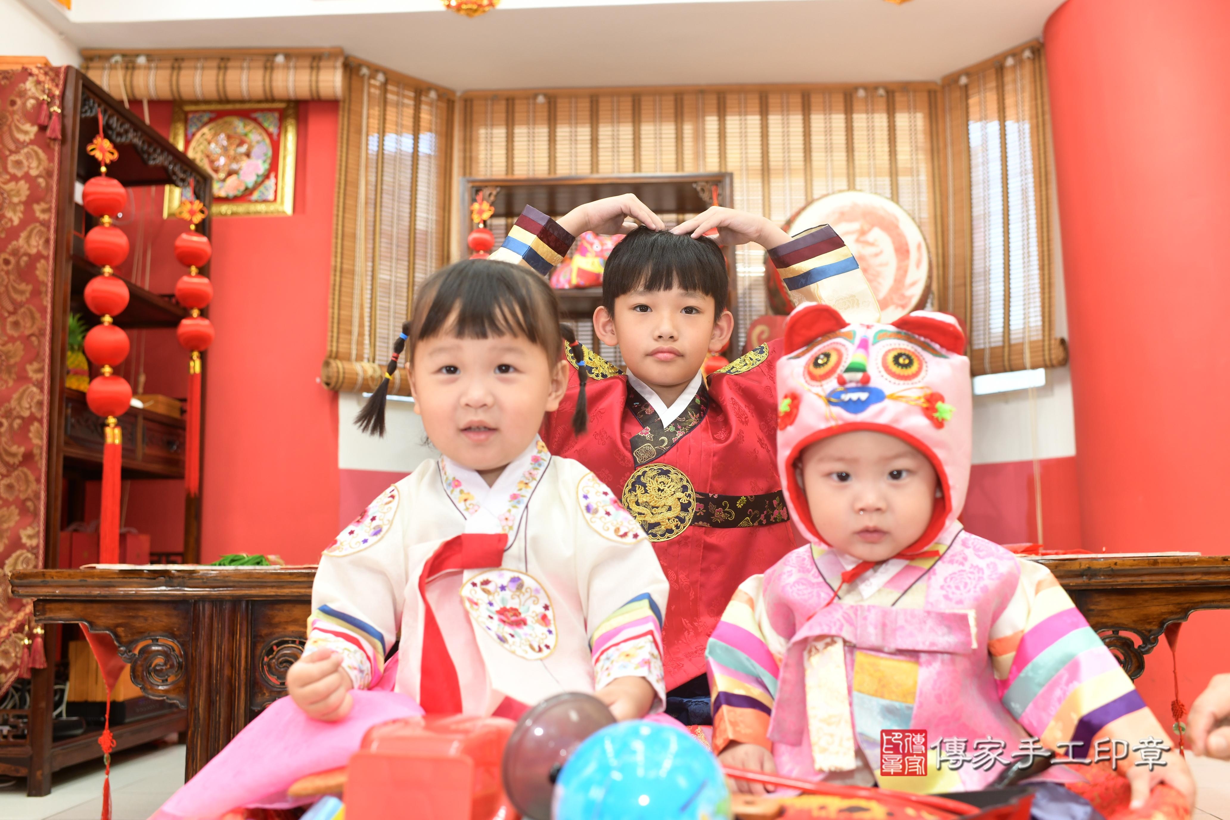 傳家手工印章高雄店、抓周、度脺、中國風會場、傳家嬰兒古禮、吉祥話、抓周道具物品24種、拍照。抓周證書。寶寶抓周、滿周歲、生日快樂、祝福 傳家手工印章高雄店、抓周、度脺、中國風會場、傳家嬰兒古禮、吉祥話、抓周道具物品24種、拍照。抓周證書。寶寶抓周、滿周歲、生日快樂、祝福