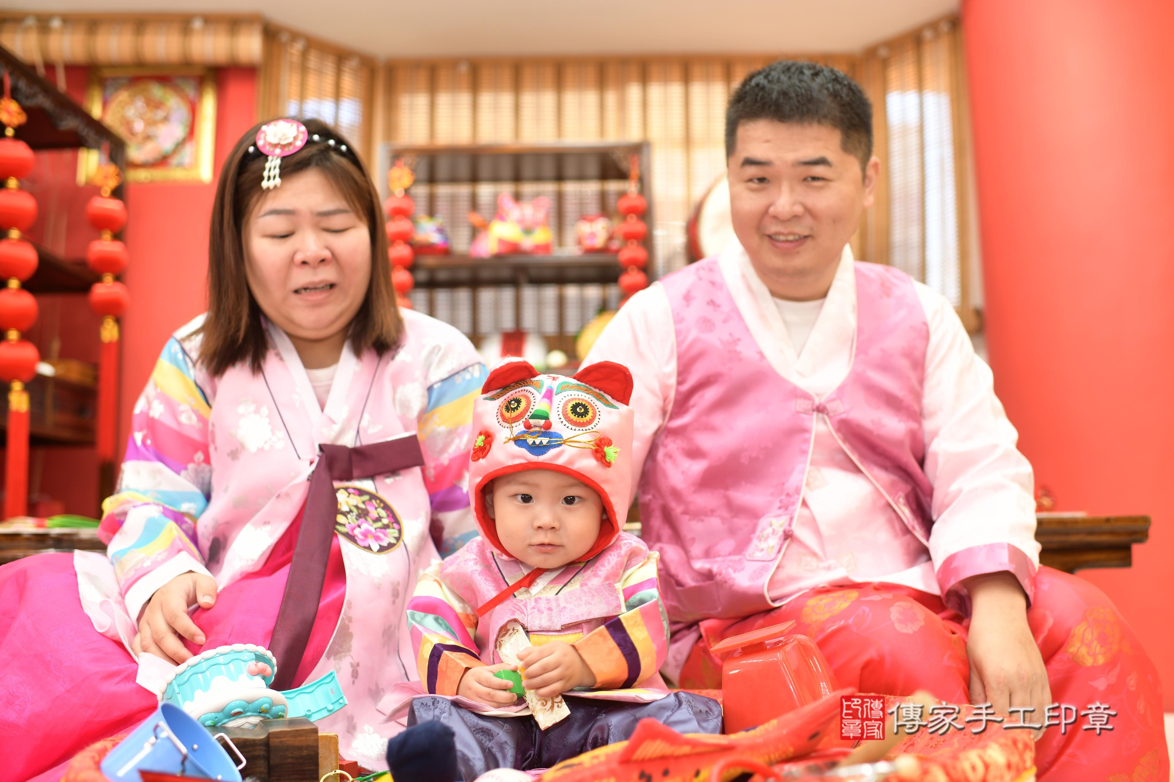 傳家手工印章高雄店、抓周、度脺、中國風會場、傳家嬰兒古禮、吉祥話、抓周道具物品24種、拍照。抓周證書。寶寶抓周、滿周歲、生日快樂、祝福 傳家手工印章高雄店、抓周、度脺、中國風會場、傳家嬰兒古禮、吉祥話、抓周道具物品24種、拍照。抓周證書。寶寶抓周、滿周歲、生日快樂、祝福