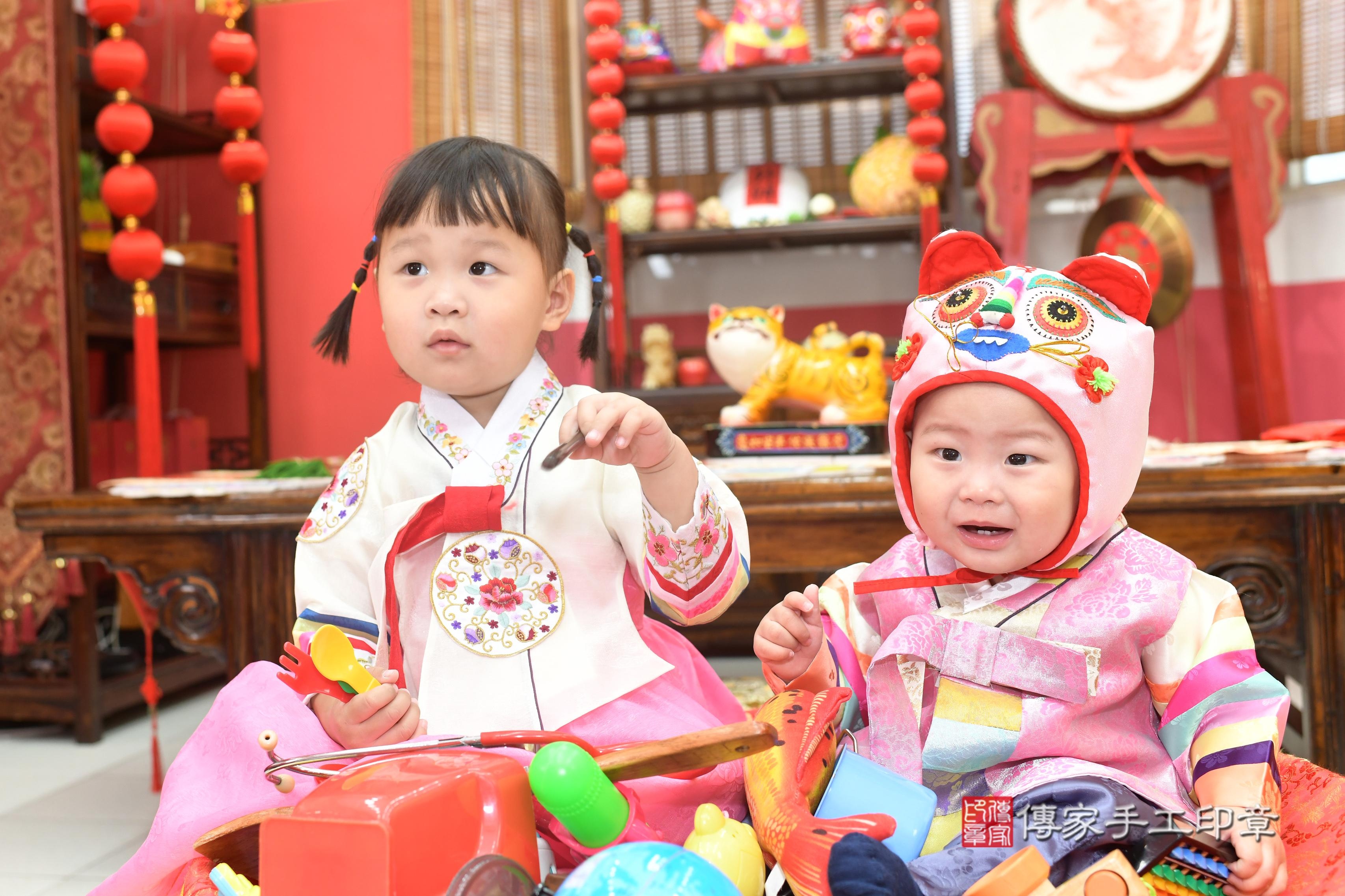 傳家手工印章高雄店、抓周、度脺、中國風會場、傳家嬰兒古禮、吉祥話、抓周道具物品24種、拍照。抓周證書。寶寶抓周、滿周歲、生日快樂、祝福 傳家手工印章高雄店、抓周、度脺、中國風會場、傳家嬰兒古禮、吉祥話、抓周道具物品24種、拍照。抓周證書。寶寶抓周、滿周歲、生日快樂、祝福