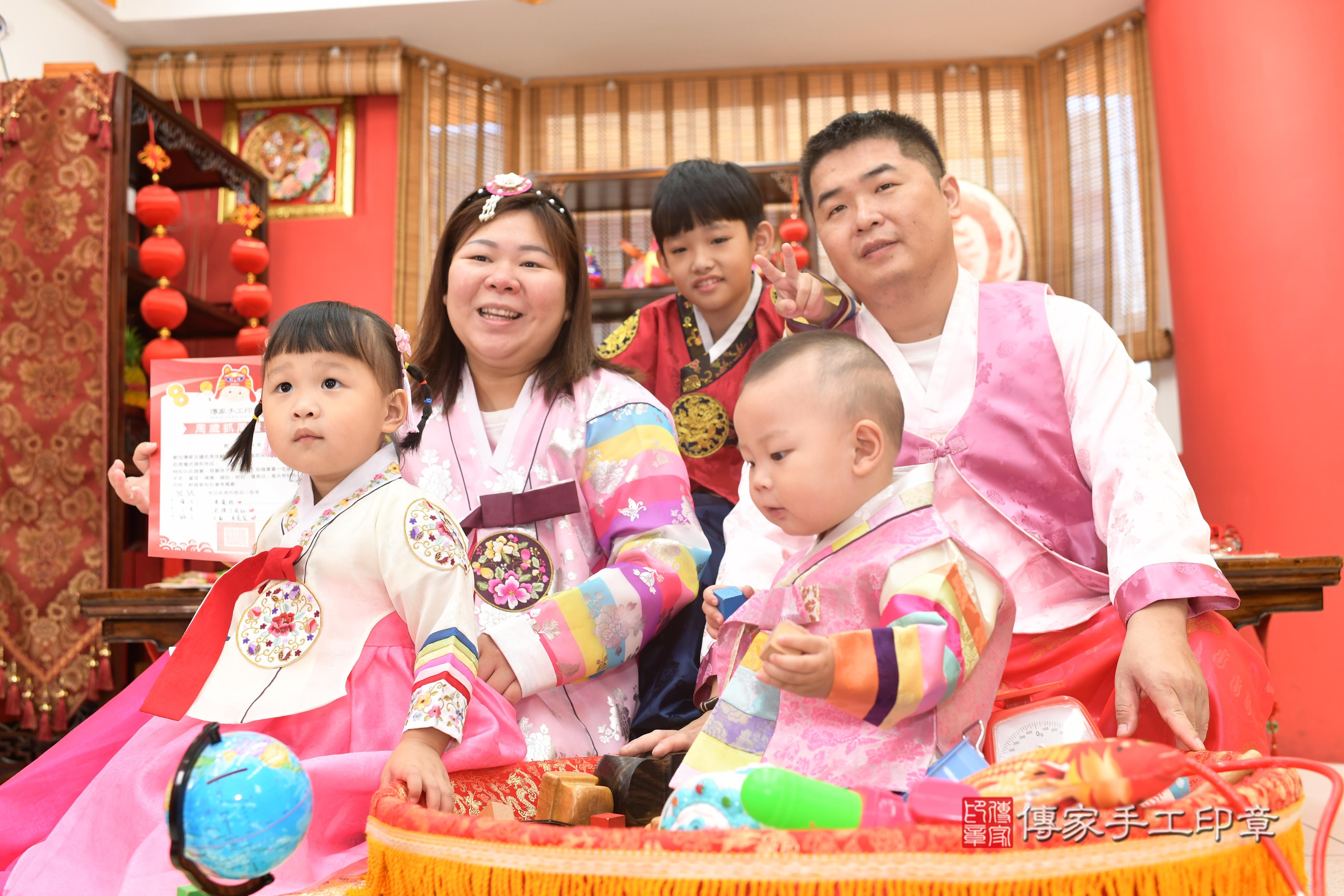 傳家手工印章高雄店、抓周、度脺、中國風會場、傳家嬰兒古禮、吉祥話、抓周道具物品24種、拍照。抓周證書。寶寶抓周、滿周歲、生日快樂、祝福 傳家手工印章高雄店、抓周、度脺、中國風會場、傳家嬰兒古禮、吉祥話、抓周道具物品24種、拍照。抓周證書。寶寶抓周、滿周歲、生日快樂、祝福