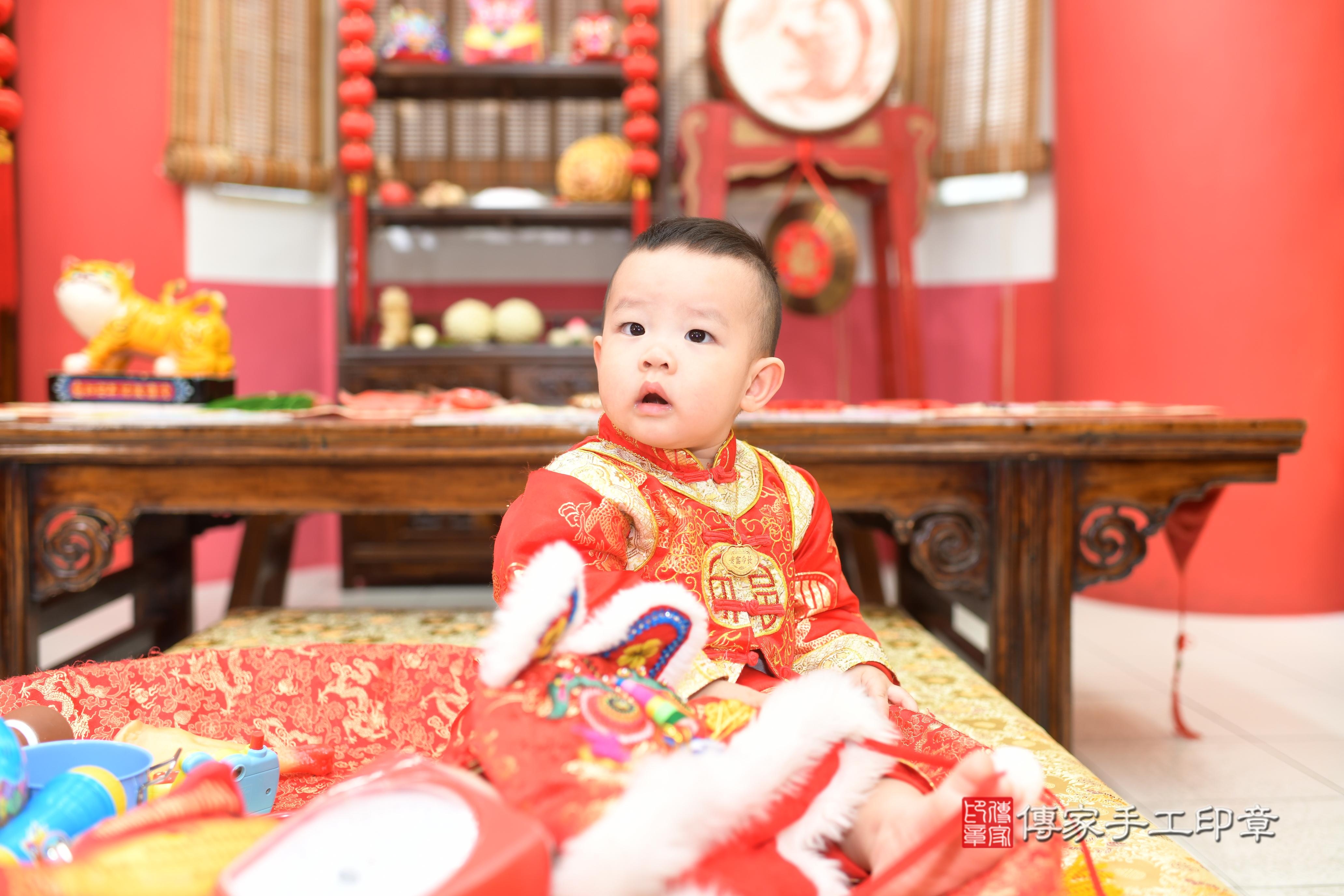 傳家手工印章高雄店、抓周、度脺、中國風會場、傳家嬰兒古禮、吉祥話、抓周道具物品24種、拍照。抓周證書。寶寶抓周、滿周歲、生日快樂、祝福