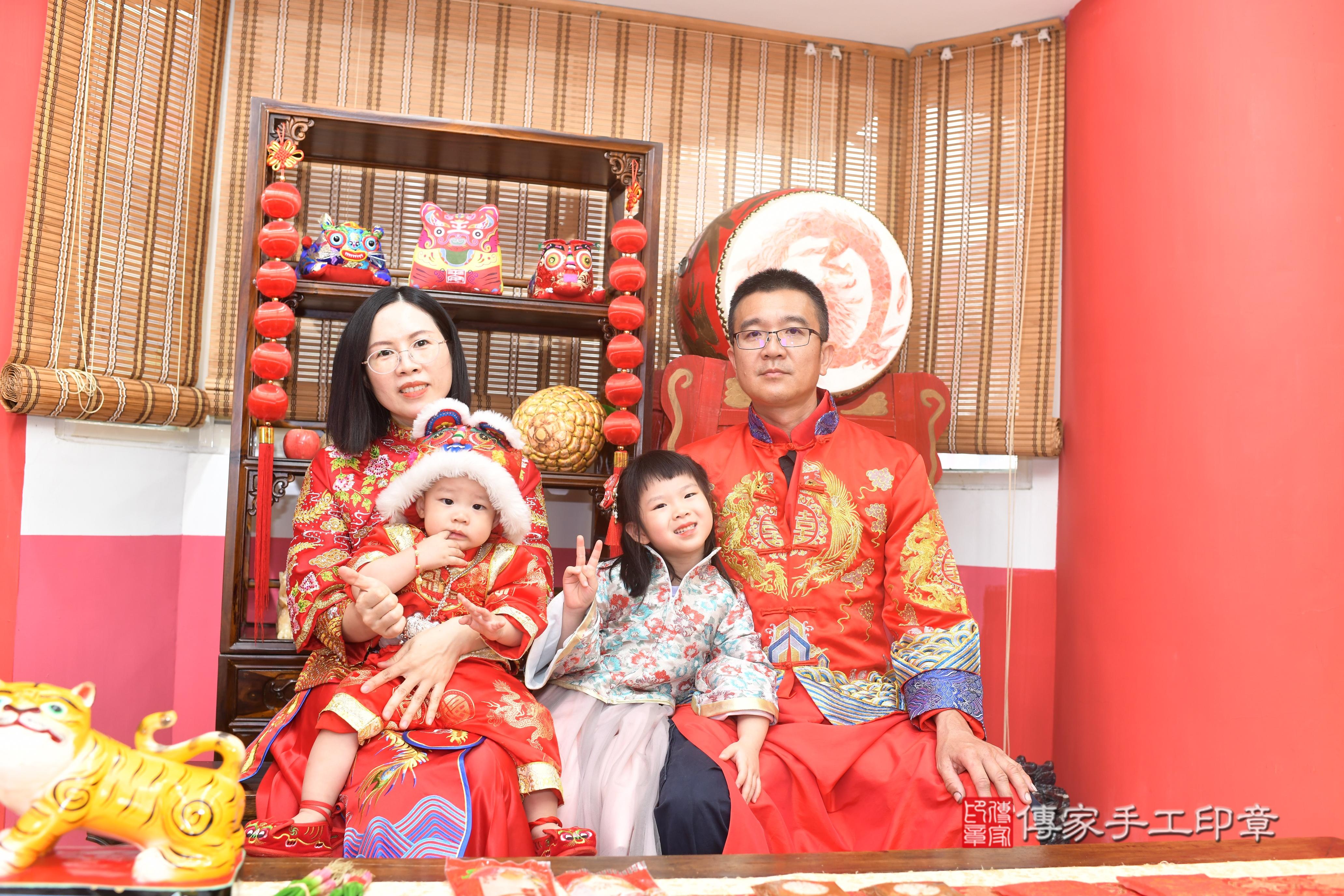 傳家手工印章高雄店、抓周、度脺、中國風會場、傳家嬰兒古禮、吉祥話、抓周道具物品24種、拍照。抓周證書。寶寶抓周、滿周歲、生日快樂、祝福 傳家手工印章高雄店、抓周、度脺、中國風會場、傳家嬰兒古禮、吉祥話、抓周道具物品24種、拍照。抓周證書。寶寶抓周、滿周歲、生日快樂、祝福