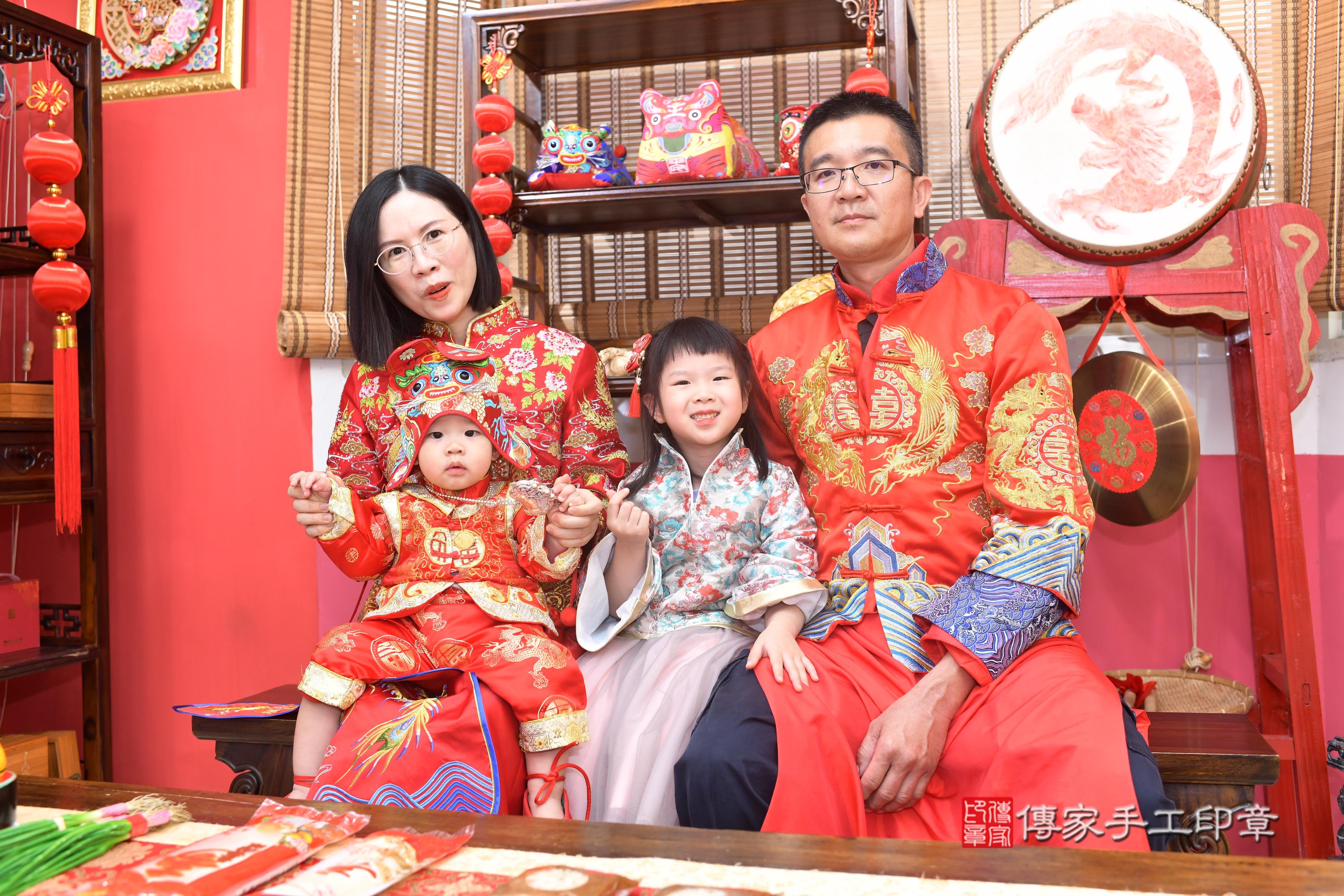 傳家手工印章高雄店、抓周、度脺、中國風會場、傳家嬰兒古禮、吉祥話、抓周道具物品24種、拍照。抓周證書。寶寶抓周、滿周歲、生日快樂、祝福 傳家手工印章高雄店、抓周、度脺、中國風會場、傳家嬰兒古禮、吉祥話、抓周道具物品24種、拍照。抓周證書。寶寶抓周、滿周歲、生日快樂、祝福