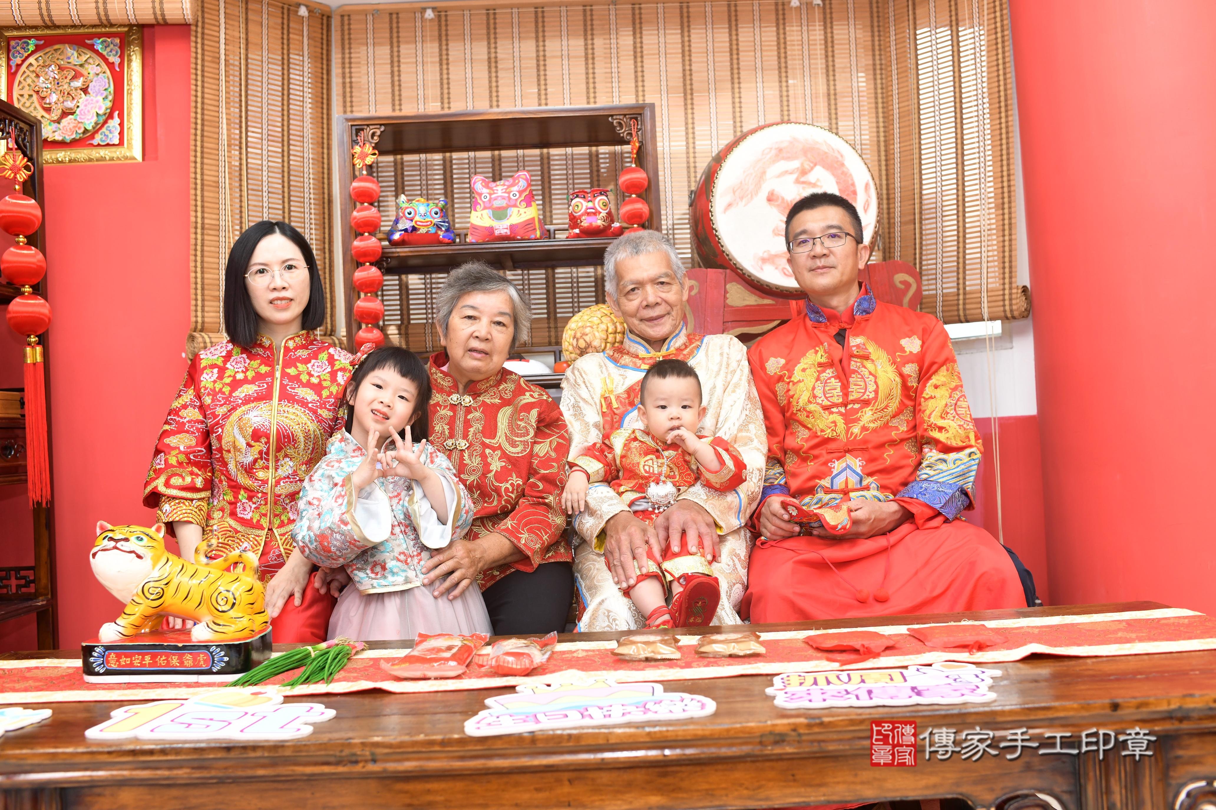 傳家手工印章高雄店、抓周、度脺、中國風會場、傳家嬰兒古禮、吉祥話、抓周道具物品24種、拍照。抓周證書。寶寶抓周、滿周歲、生日快樂、祝福 傳家手工印章高雄店、抓周、度脺、中國風會場、傳家嬰兒古禮、吉祥話、抓周道具物品24種、拍照。抓周證書。寶寶抓周、滿周歲、生日快樂、祝福