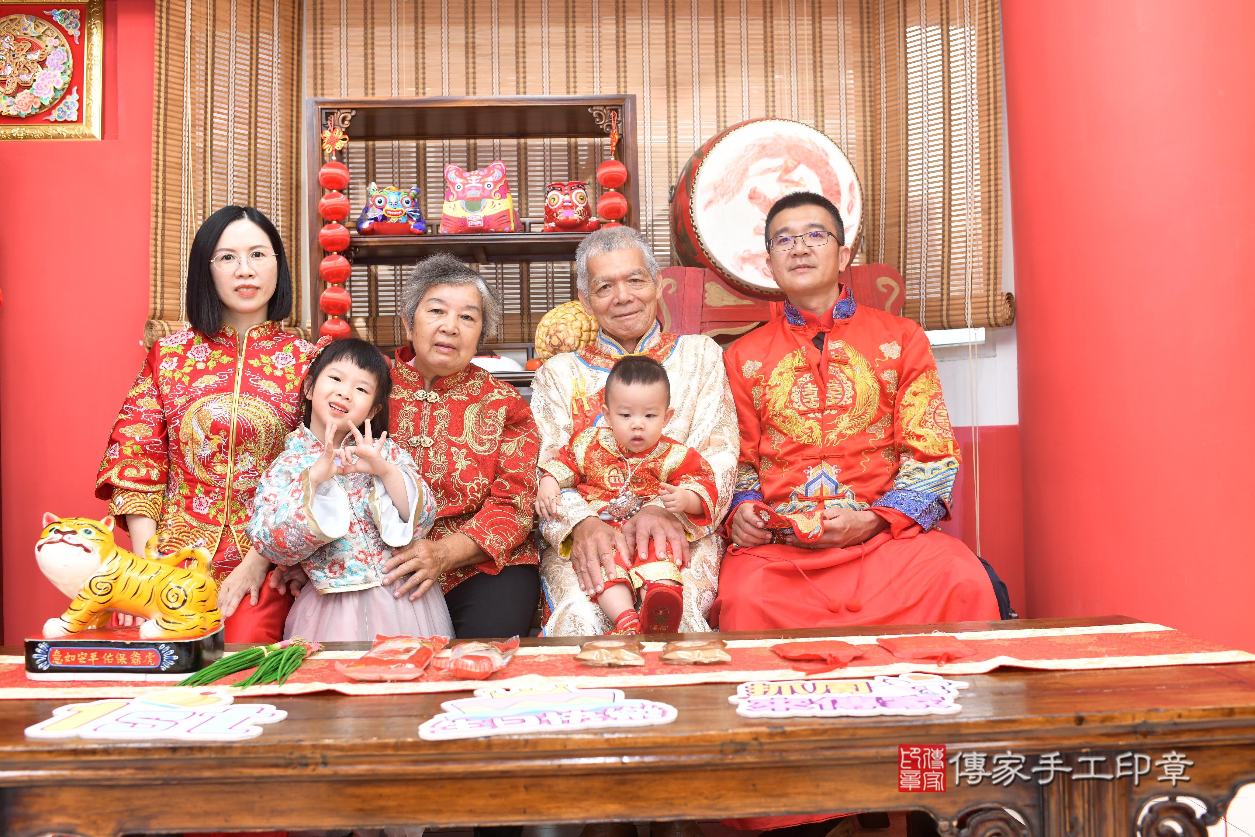 傳家手工印章高雄店、抓周、度脺、中國風會場、傳家嬰兒古禮、吉祥話、抓周道具物品24種、拍照。抓周證書。寶寶抓周、滿周歲、生日快樂、祝福 傳家手工印章高雄店、抓周、度脺、中國風會場、傳家嬰兒古禮、吉祥話、抓周道具物品24種、拍照。抓周證書。寶寶抓周、滿周歲、生日快樂、祝福