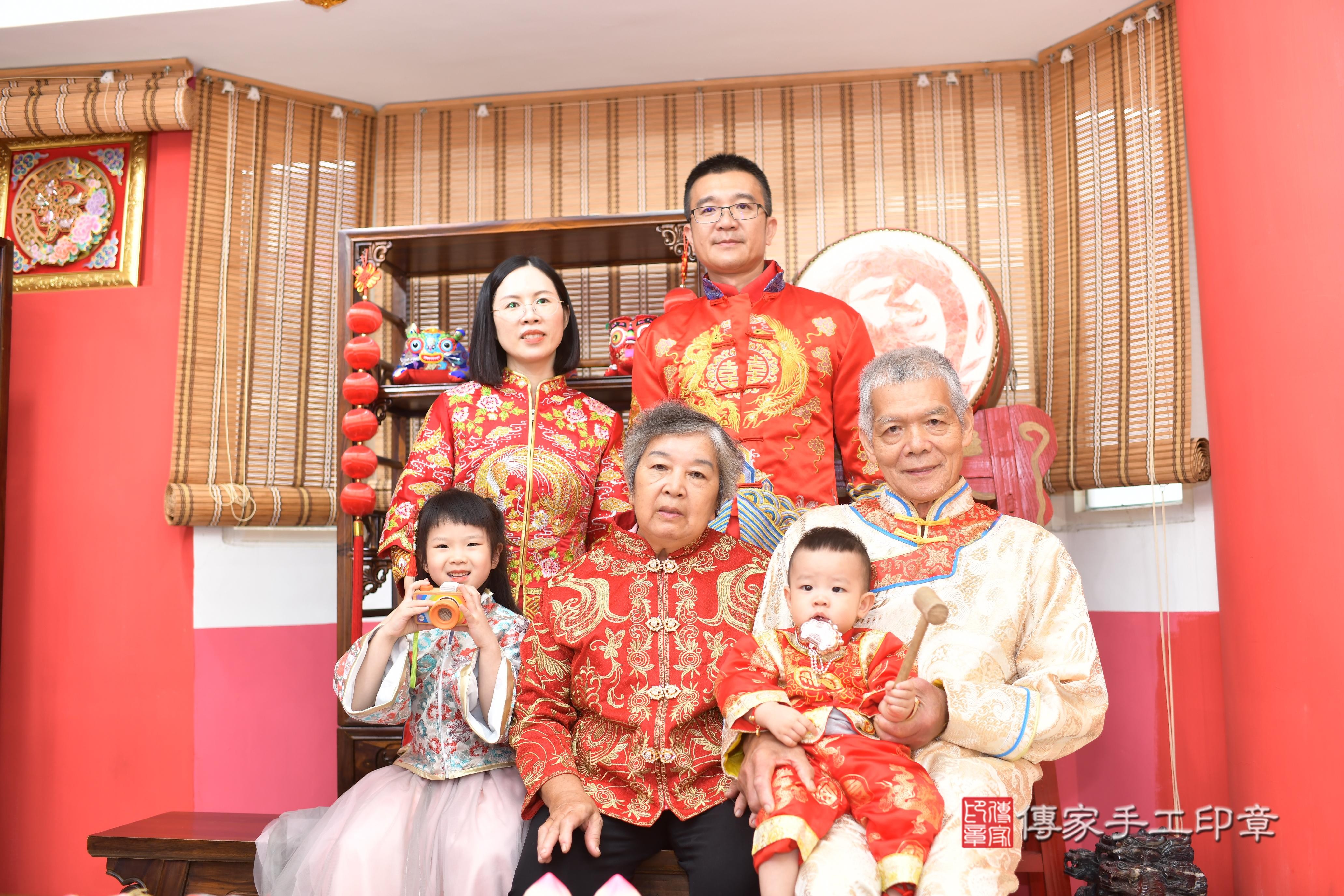 傳家手工印章高雄店、抓周、度脺、中國風會場、傳家嬰兒古禮、吉祥話、抓周道具物品24種、拍照。抓周證書。寶寶抓周、滿周歲、生日快樂、祝福 傳家手工印章高雄店、抓周、度脺、中國風會場、傳家嬰兒古禮、吉祥話、抓周道具物品24種、拍照。抓周證書。寶寶抓周、滿周歲、生日快樂、祝福