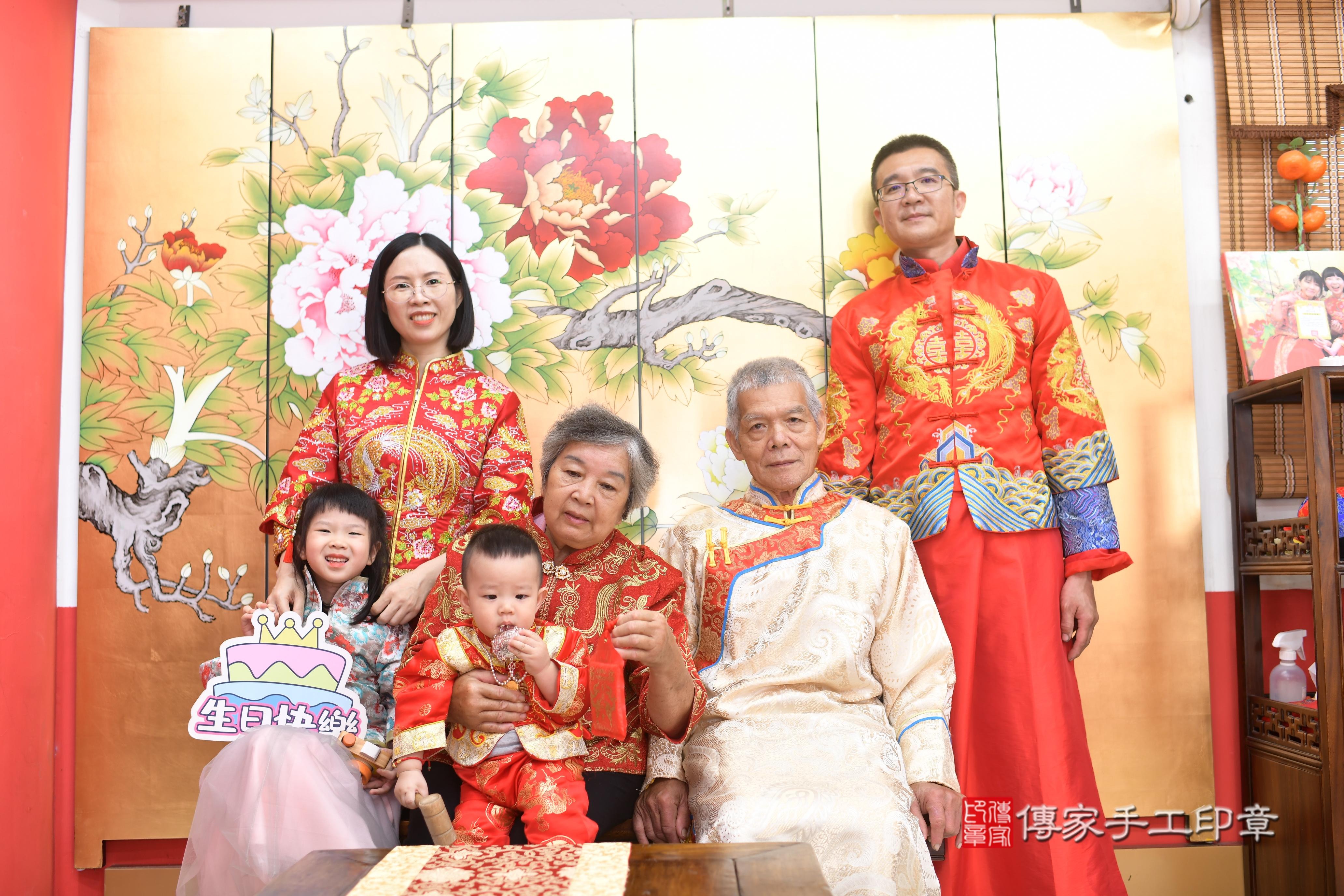 傳家手工印章高雄店、抓周、度脺、中國風會場、傳家嬰兒古禮、吉祥話、抓周道具物品24種、拍照。抓周證書。寶寶抓周、滿周歲、生日快樂、祝福 傳家手工印章高雄店、抓周、度脺、中國風會場、傳家嬰兒古禮、吉祥話、抓周道具物品24種、拍照。抓周證書。寶寶抓周、滿周歲、生日快樂、祝福