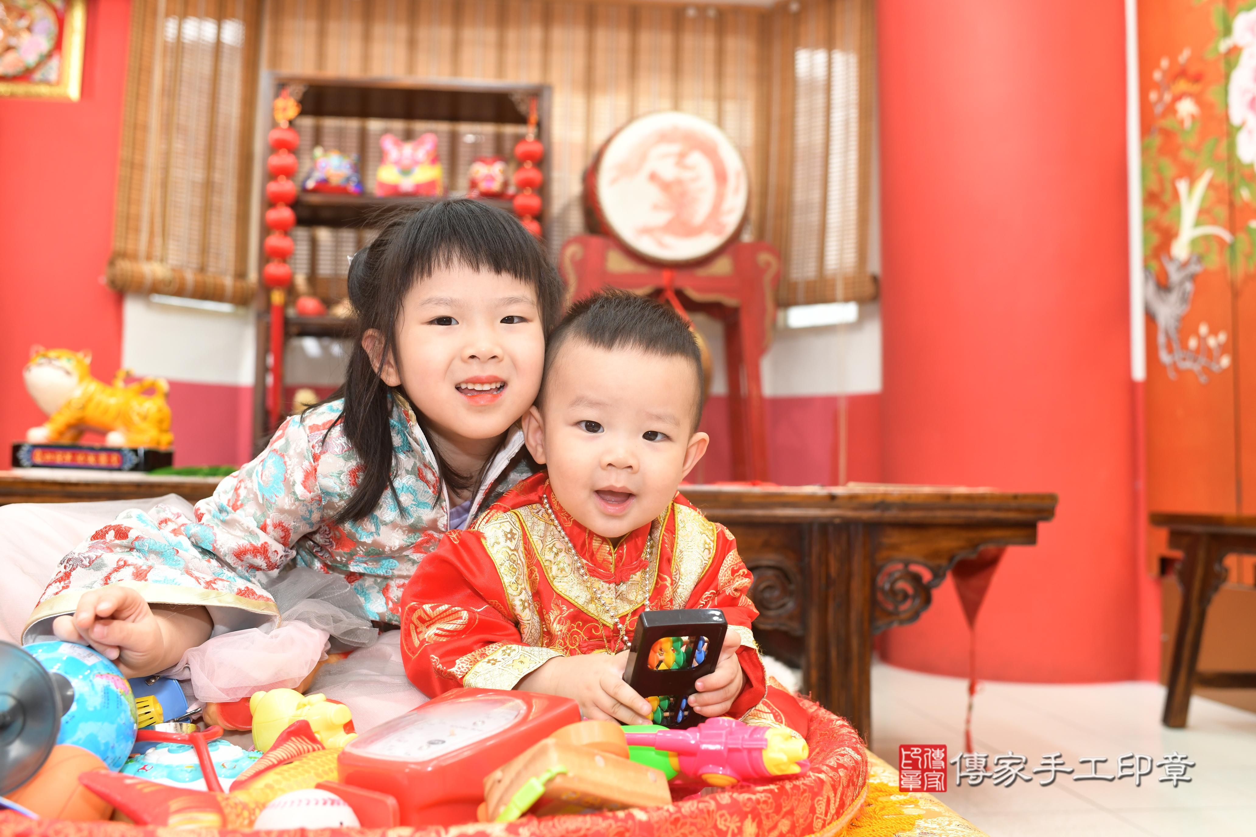 傳家手工印章高雄店、抓周、度脺、中國風會場、傳家嬰兒古禮、吉祥話、抓周道具物品24種、拍照。抓周證書。寶寶抓周、滿周歲、生日快樂、祝福 傳家手工印章高雄店、抓周、度脺、中國風會場、傳家嬰兒古禮、吉祥話、抓周道具物品24種、拍照。抓周證書。寶寶抓周、滿周歲、生日快樂、祝福