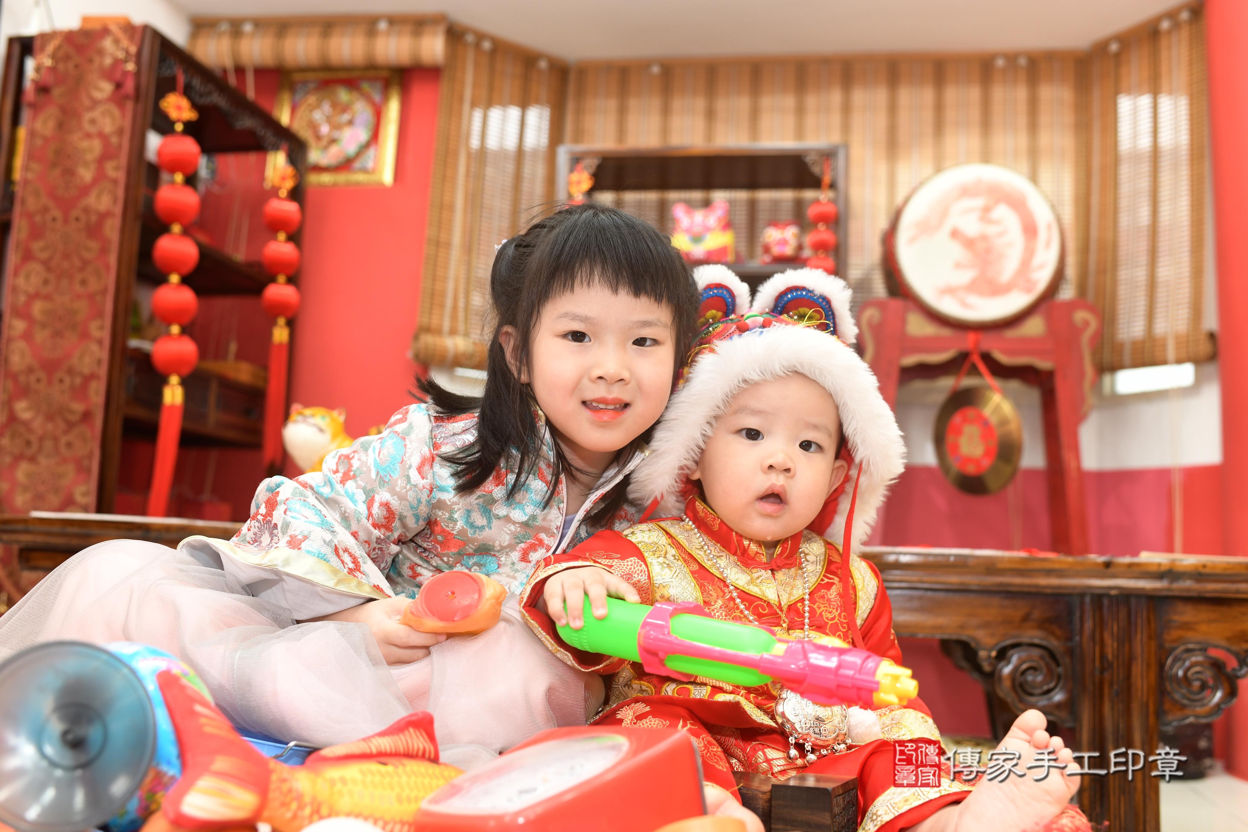 傳家手工印章高雄店、抓周、度脺、中國風會場、傳家嬰兒古禮、吉祥話、抓周道具物品24種、拍照。抓周證書。寶寶抓周、滿周歲、生日快樂、祝福 傳家手工印章高雄店、抓周、度脺、中國風會場、傳家嬰兒古禮、吉祥話、抓周道具物品24種、拍照。抓周證書。寶寶抓周、滿周歲、生日快樂、祝福