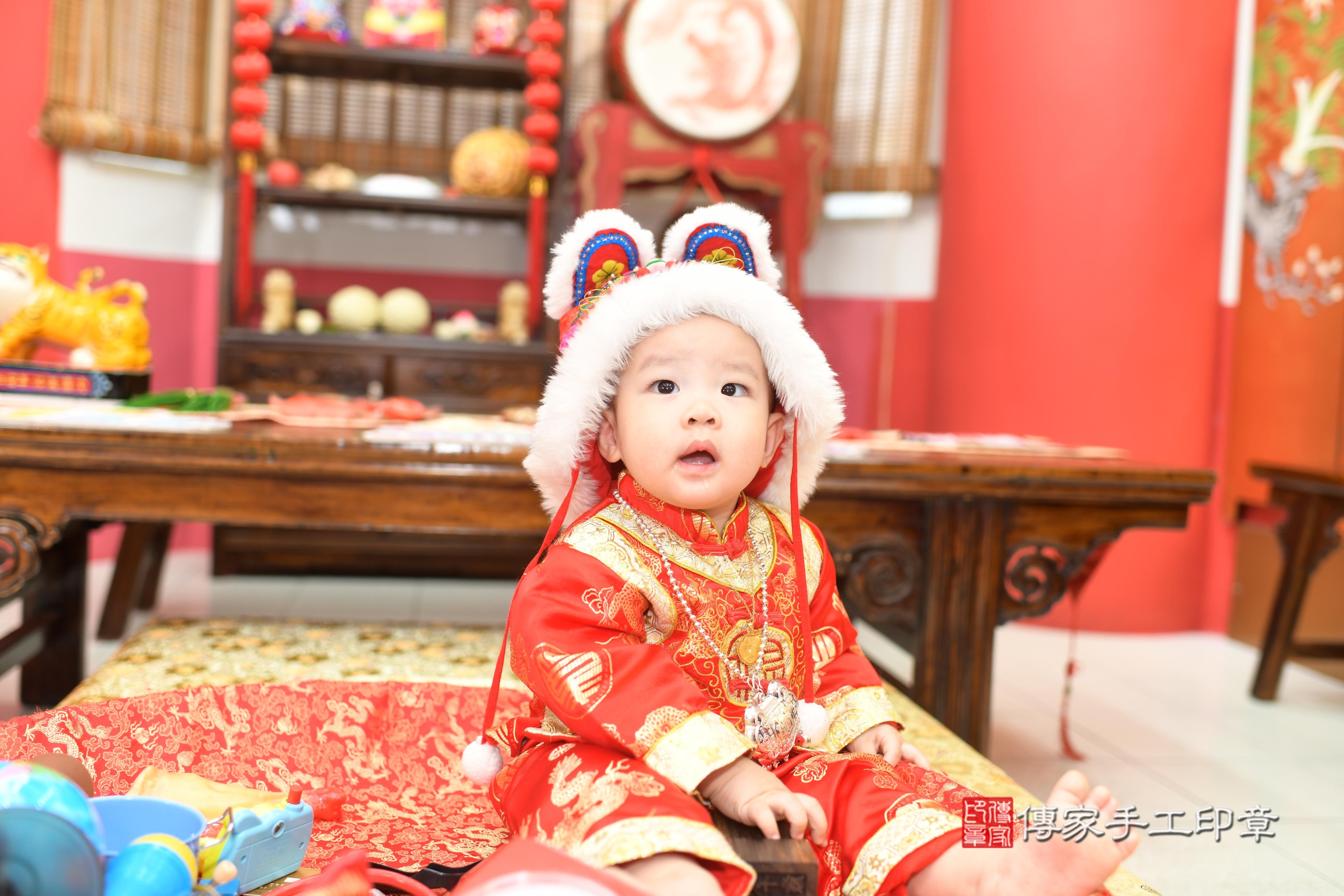 傳家手工印章高雄店、抓周、度脺、中國風會場、傳家嬰兒古禮、吉祥話、抓周道具物品24種、拍照。抓周證書。寶寶抓周、滿周歲、生日快樂、祝福 傳家手工印章高雄店、抓周、度脺、中國風會場、傳家嬰兒古禮、吉祥話、抓周道具物品24種、拍照。抓周證書。寶寶抓周、滿周歲、生日快樂、祝福