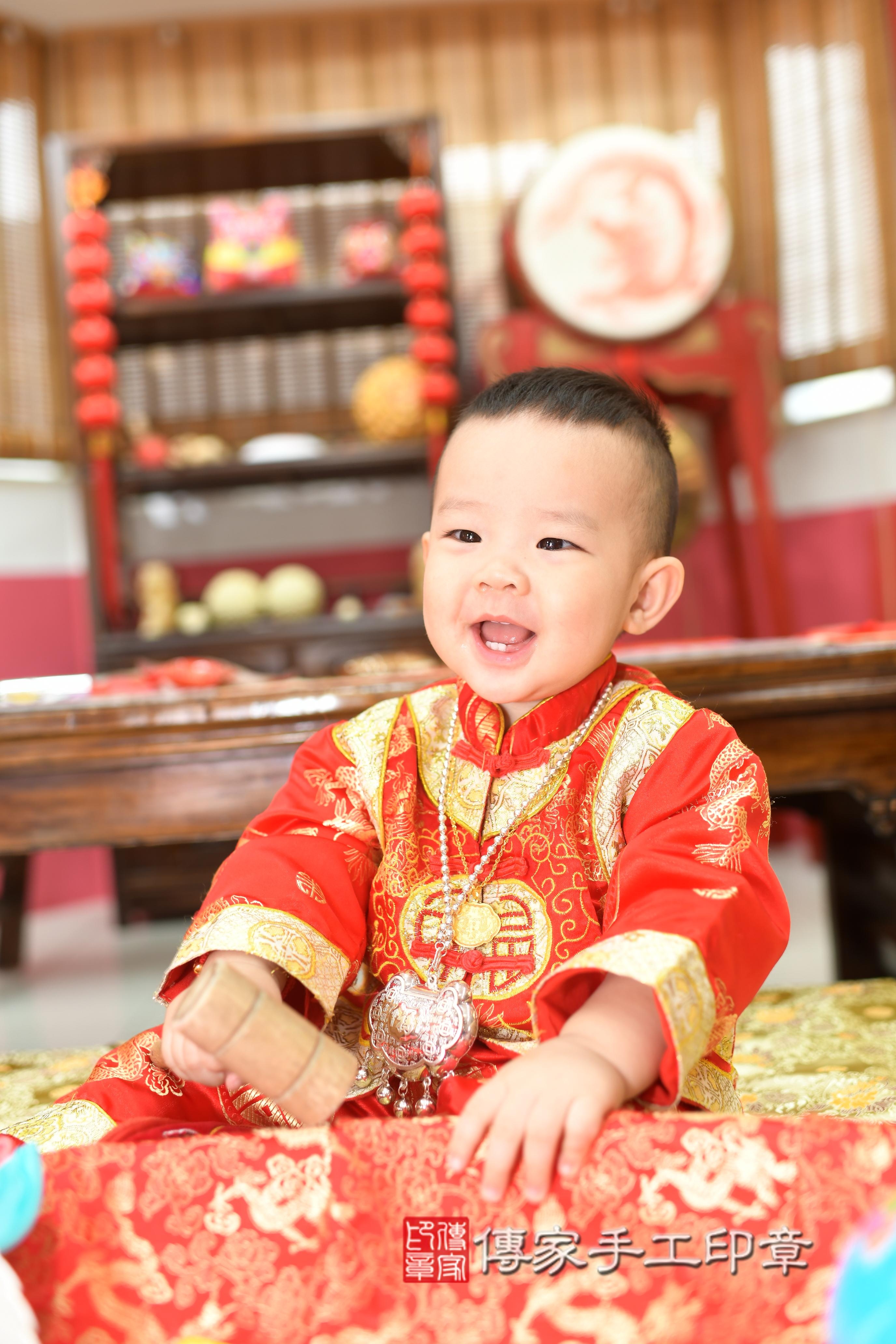 傳家手工印章高雄店、抓周、度脺、中國風會場、傳家嬰兒古禮、吉祥話、抓周道具物品24種、拍照。抓周證書。寶寶抓周、滿周歲、生日快樂、祝福 傳家手工印章高雄店、抓周、度脺、中國風會場、傳家嬰兒古禮、吉祥話、抓周道具物品24種、拍照。抓周證書。寶寶抓周、滿周歲、生日快樂、祝福